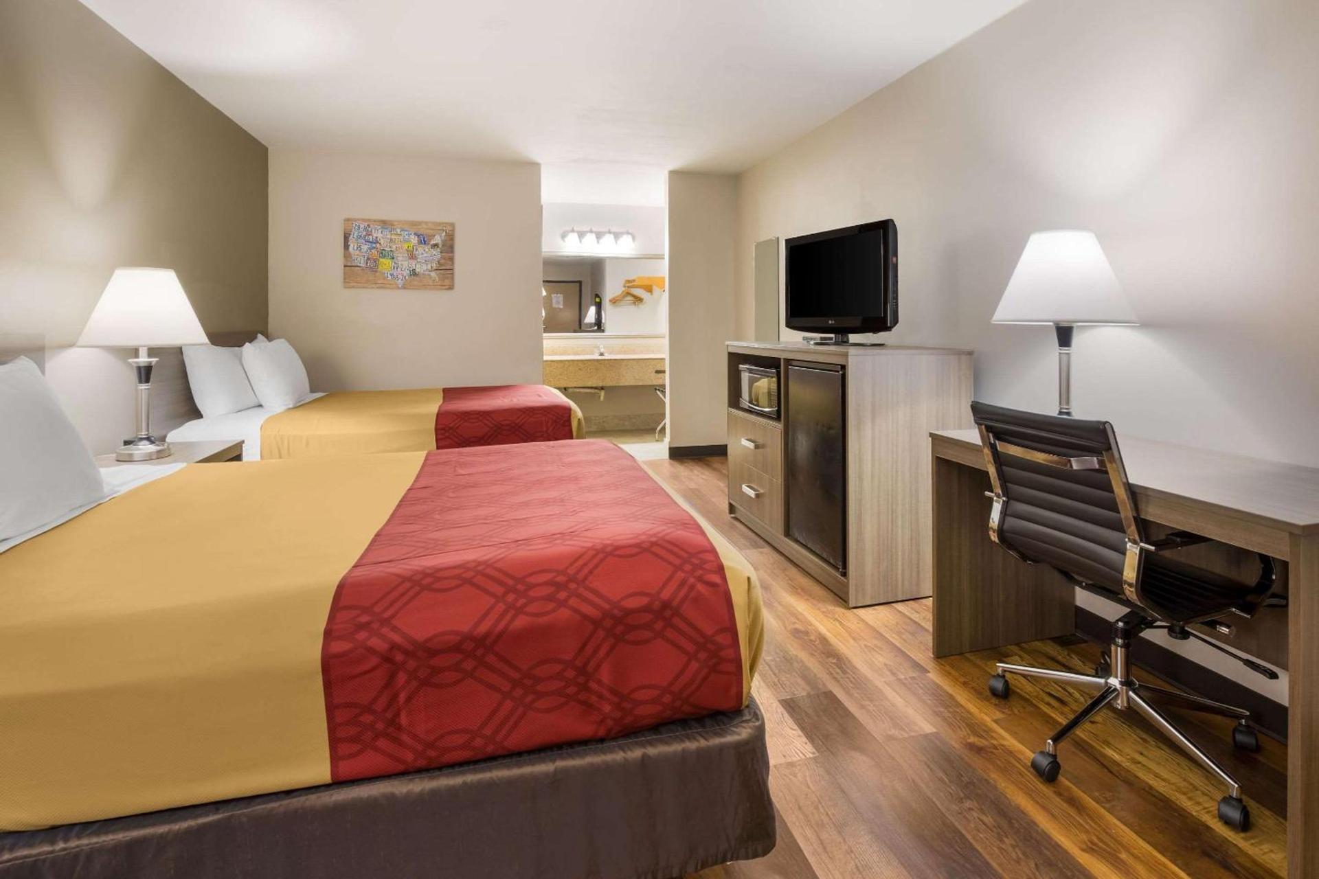 Econo Lodge Hendersonville photo 37