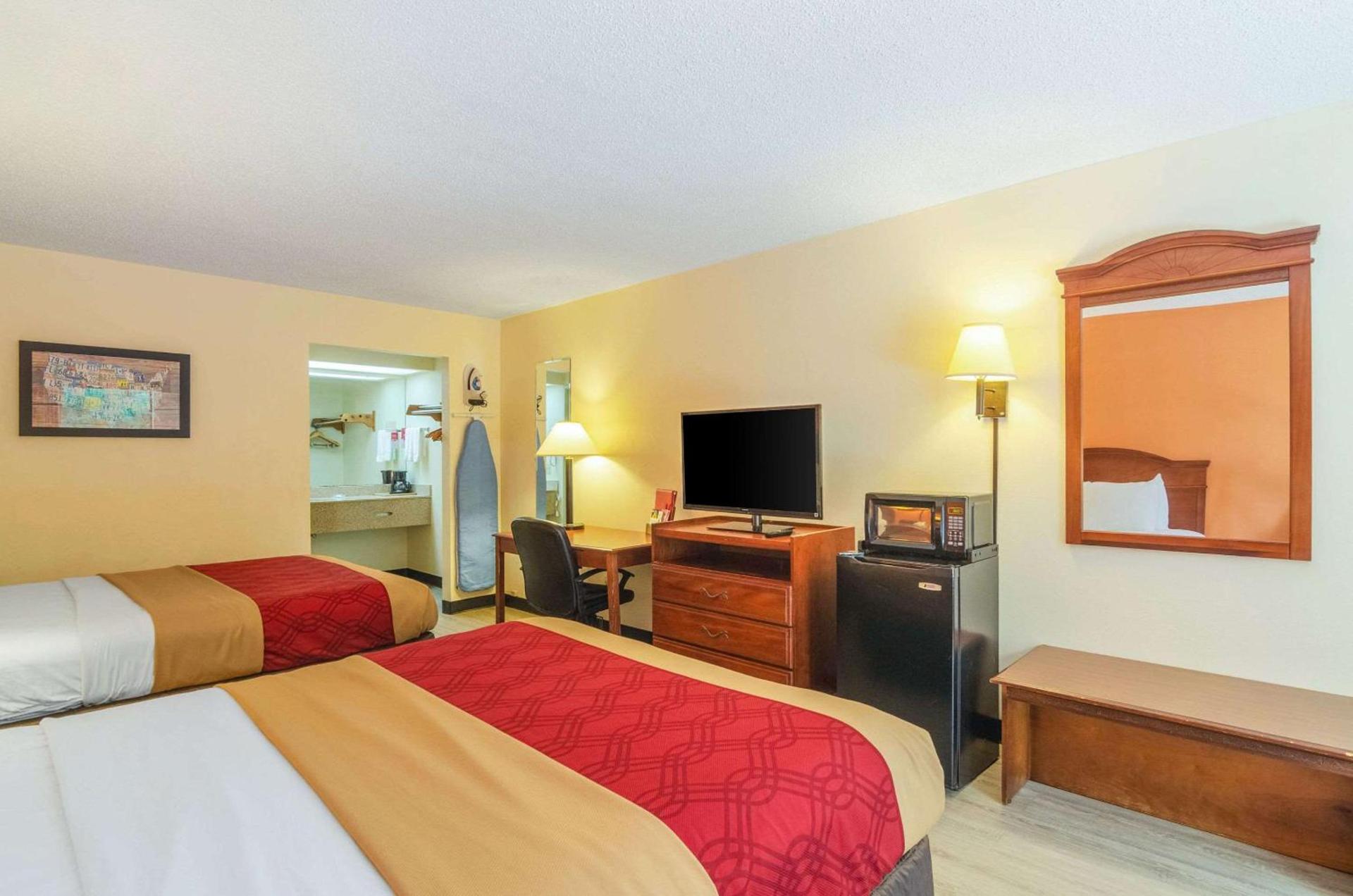 Econo Lodge Inn & Suites Gulfport Airport photo 10