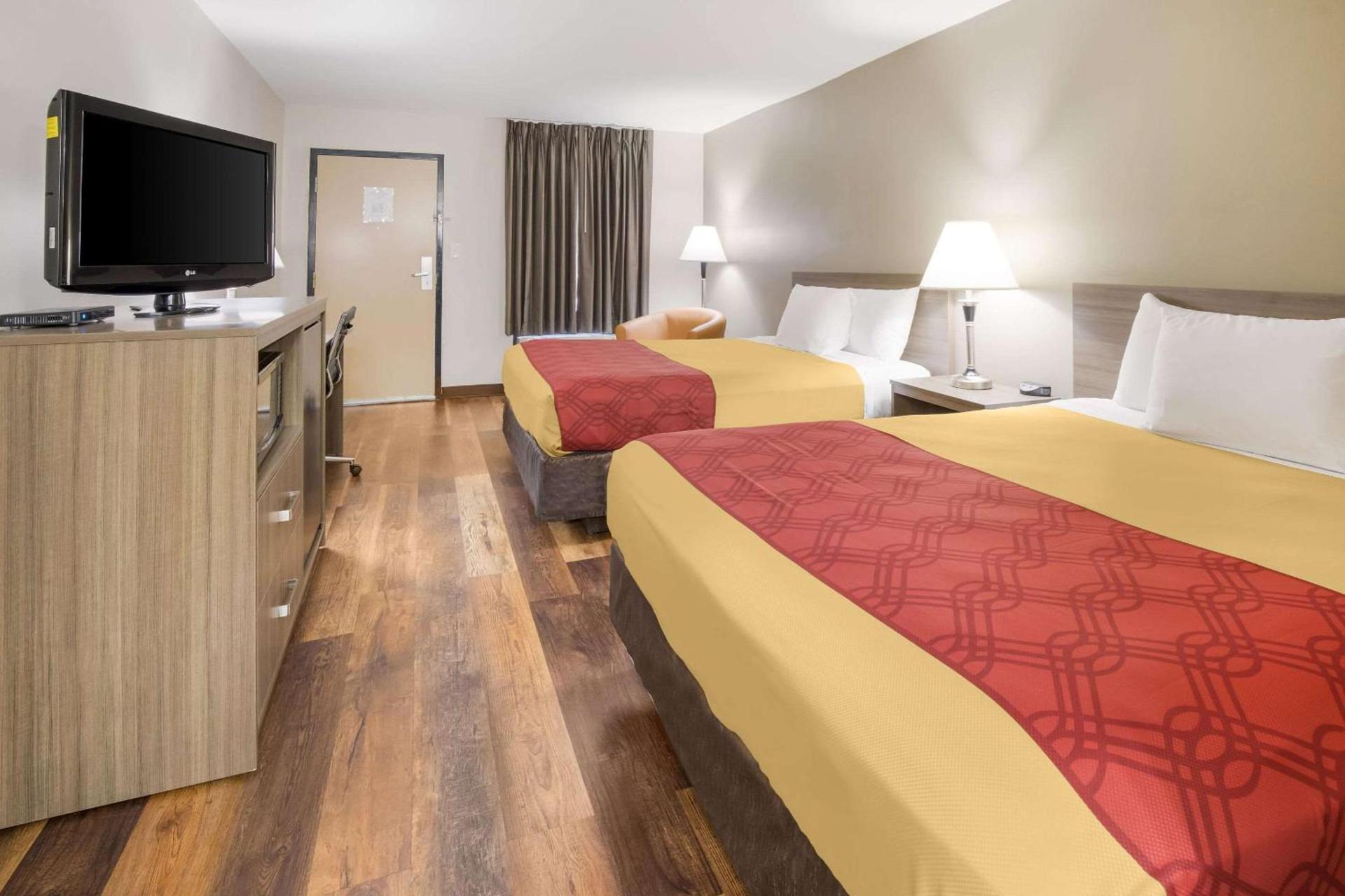 Econo Lodge Hendersonville photo 35