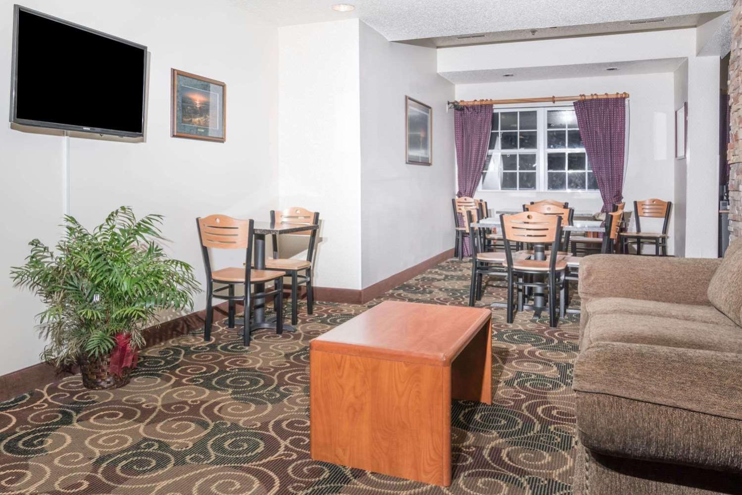 Microtel Inn & Suites by Wyndham Rice Lake photo 9