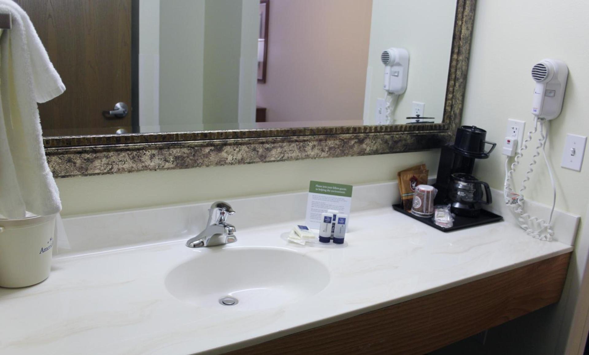 AmericInn by Wyndham Cedar Rapids Airport photo 18