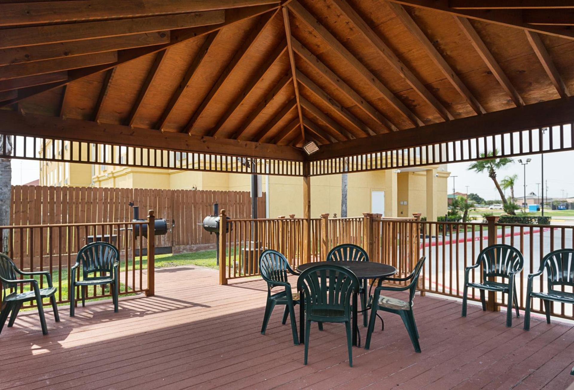 La Quinta by Wyndham Houston Channelview photo 8