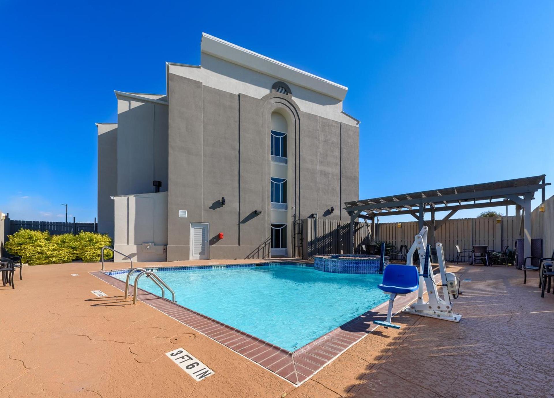 Holiday Inn Express Hotel and Suites Bastrop by IHG photo 20