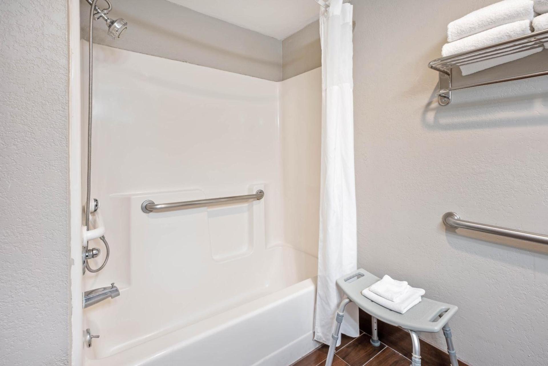 La Quinta Inn by Wyndham Caldwell photo 56