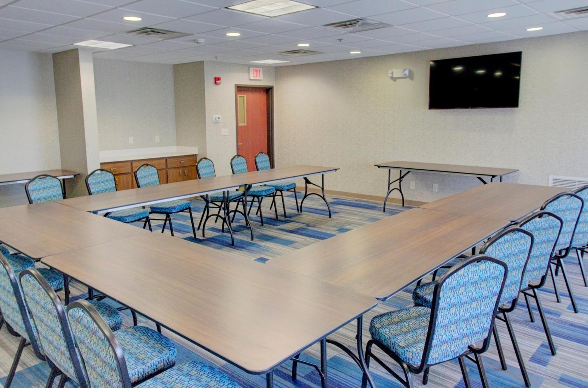 Holiday Inn Express & Suites Le Mars by IHG photo 13