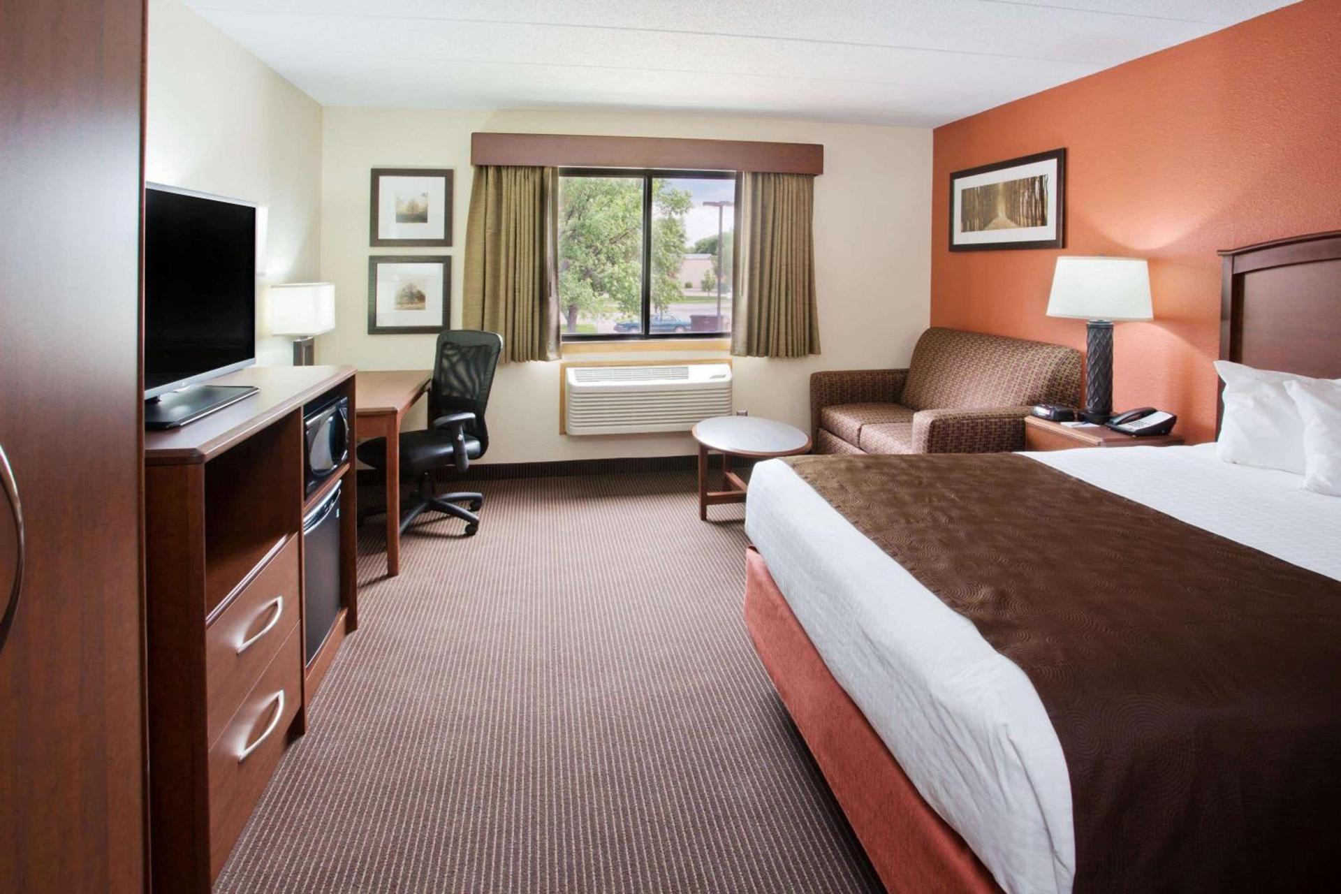 AmericInn by Wyndham Grand Forks photo 18