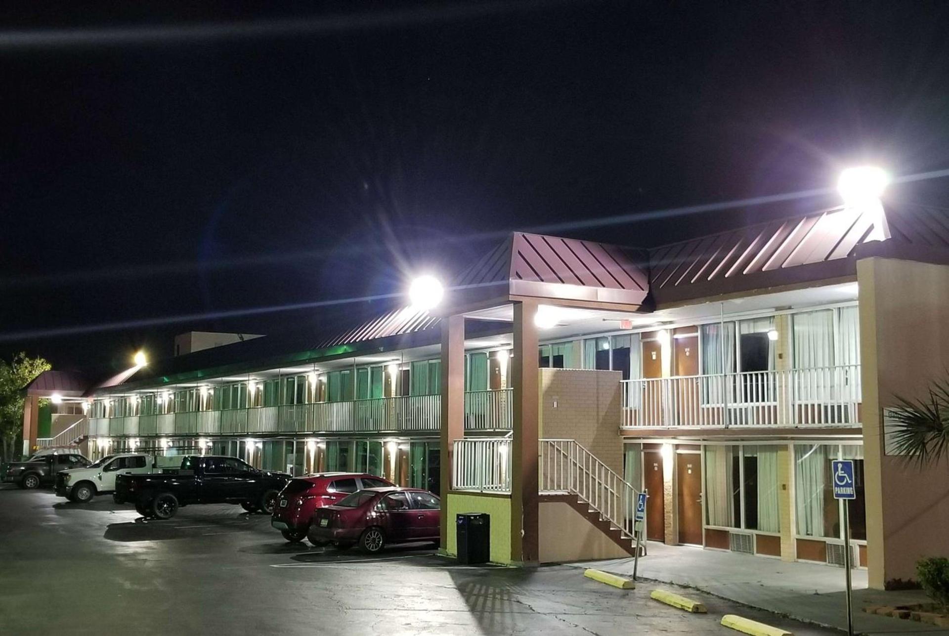 Days Inn & Suites by Wyndham Charleston Airport West photo 1