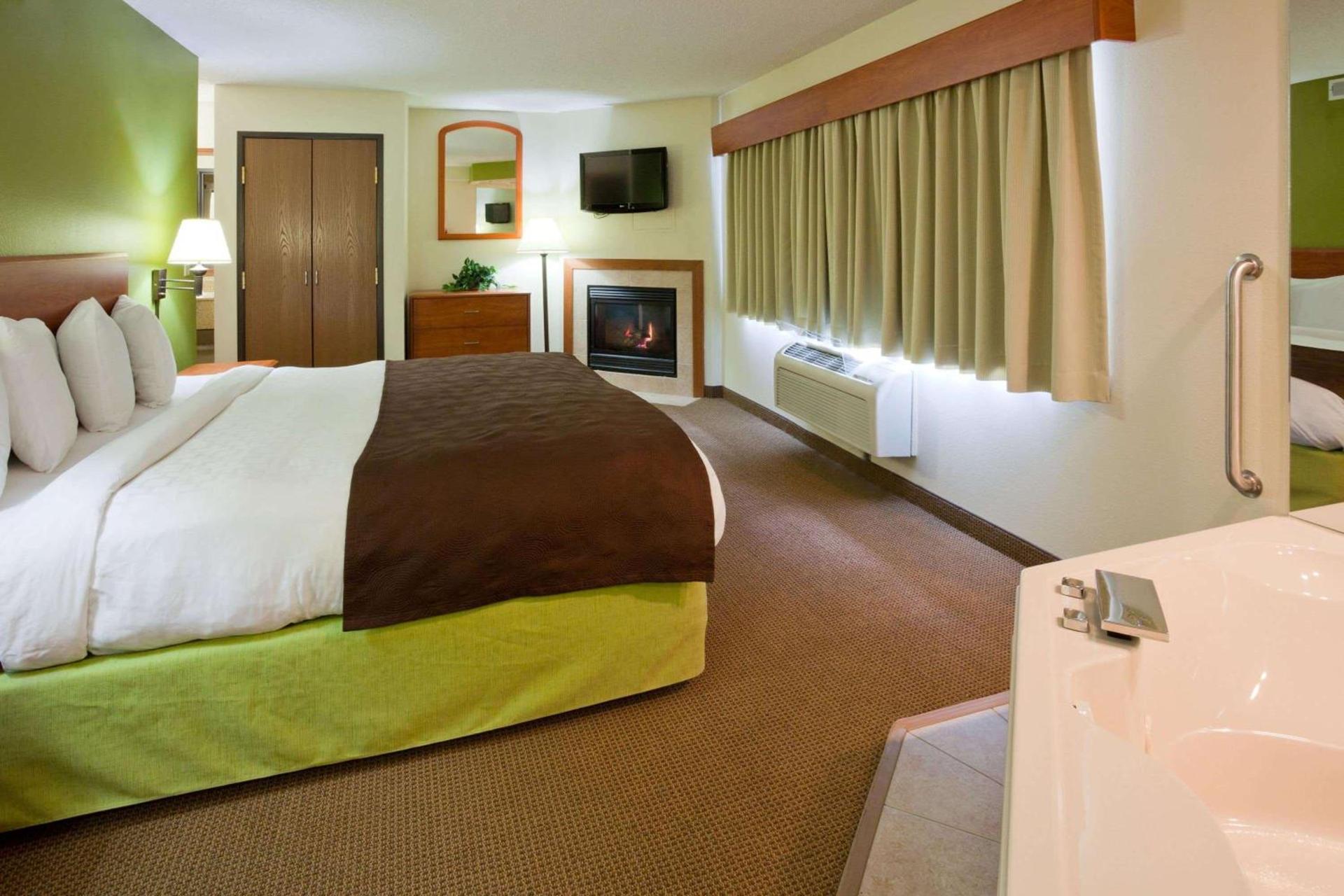 AmericInn by Wyndham Thief River Falls photo 32