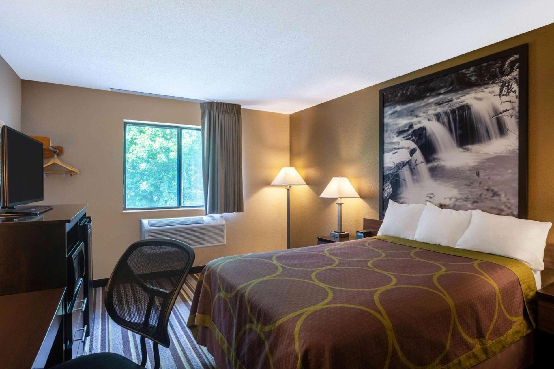 Super 8 by Wyndham Elkins photo 24
