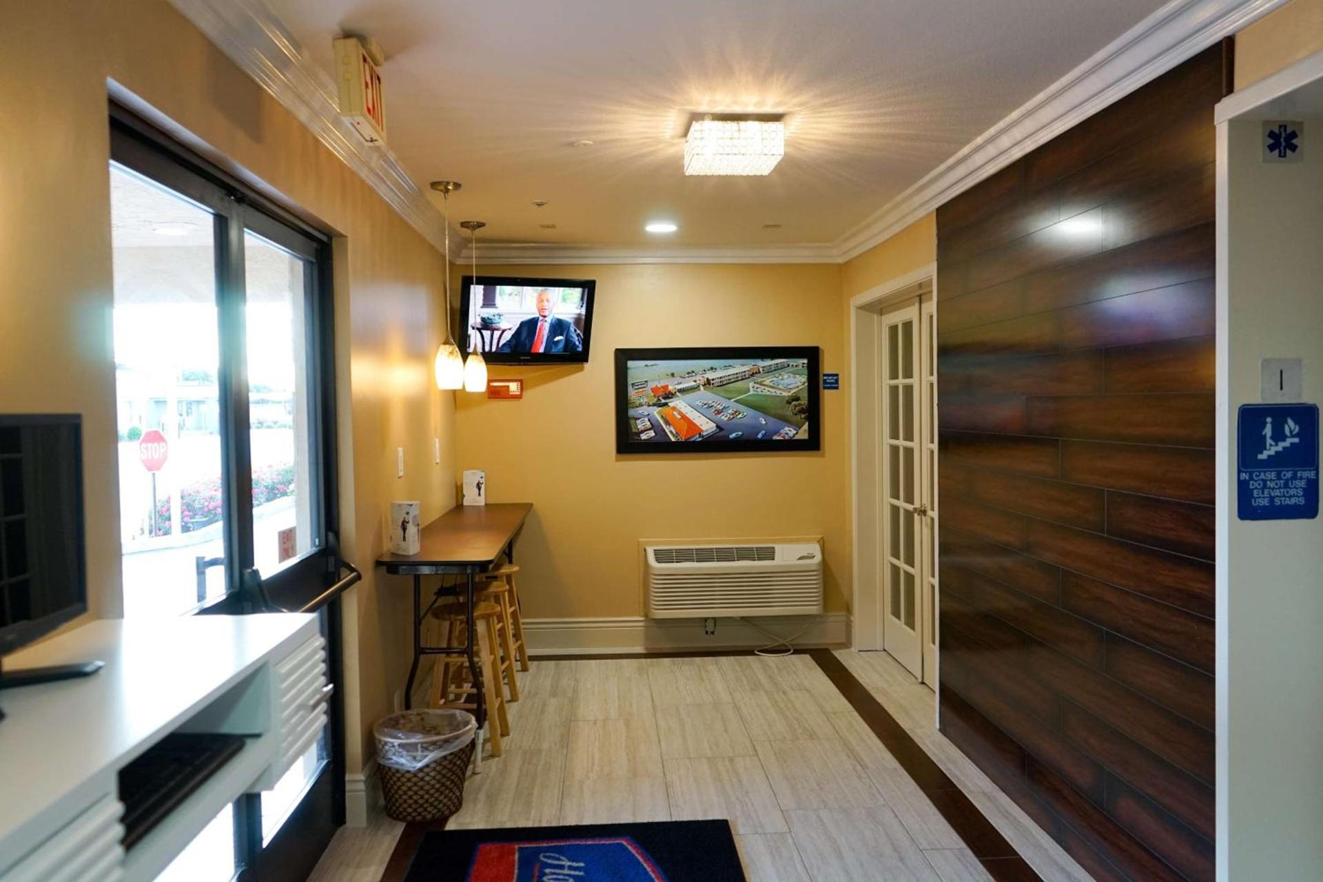 Howard Johnson by Wyndham Salinas photo 2