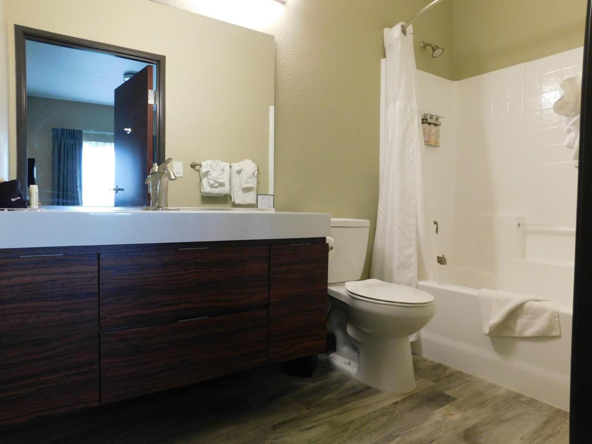 Island Suites photo 11