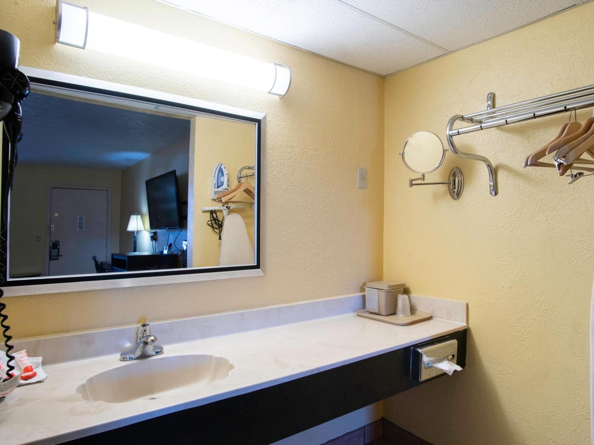 Nendels Inn & Suites Dodge City Airport photo 11