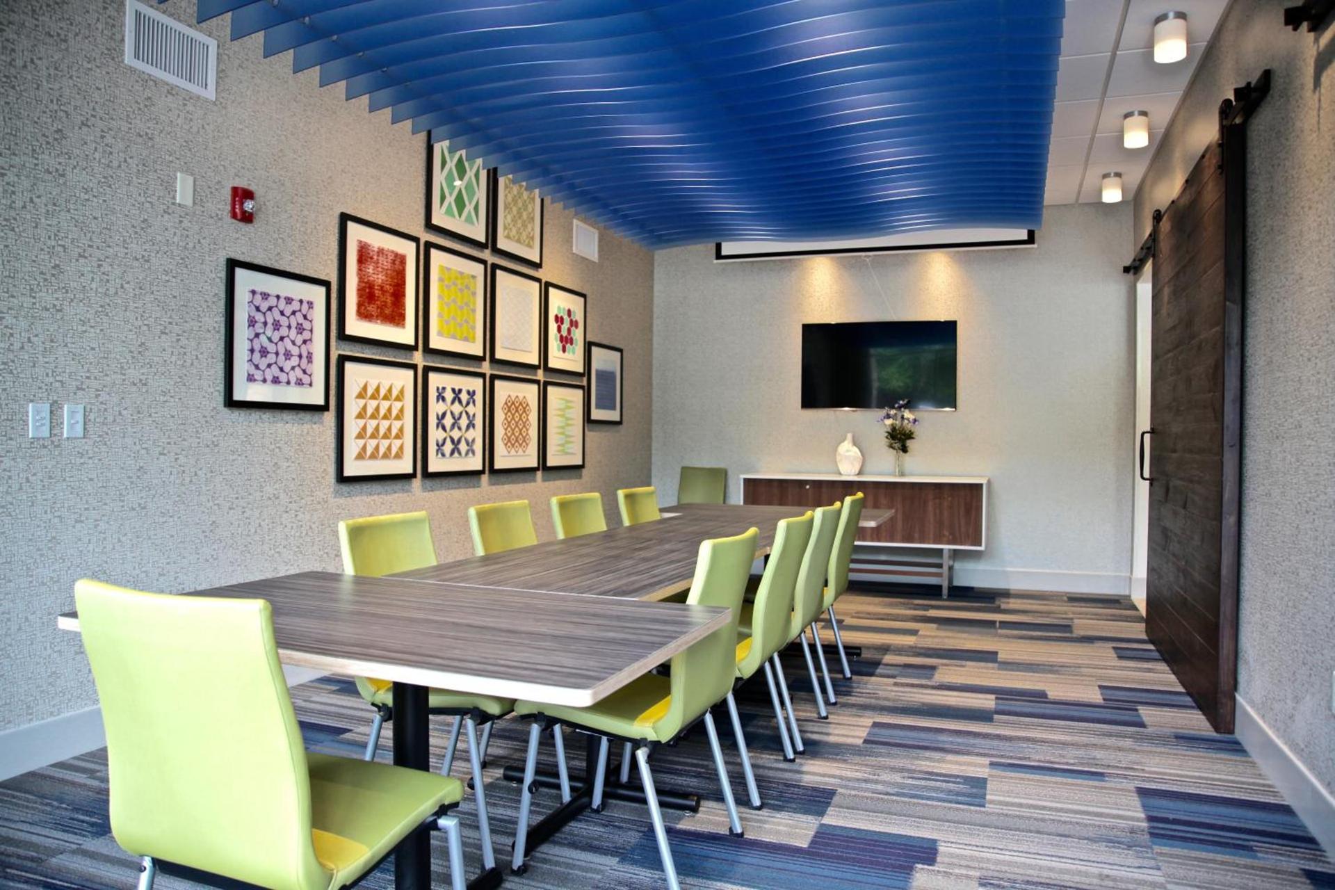 Holiday Inn Express & Suites Oswego by IHG photo 6