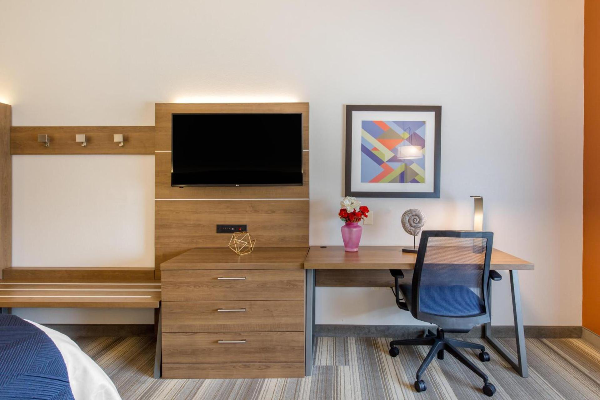 Holiday Inn Express Houston-Alvin by IHG photo 62