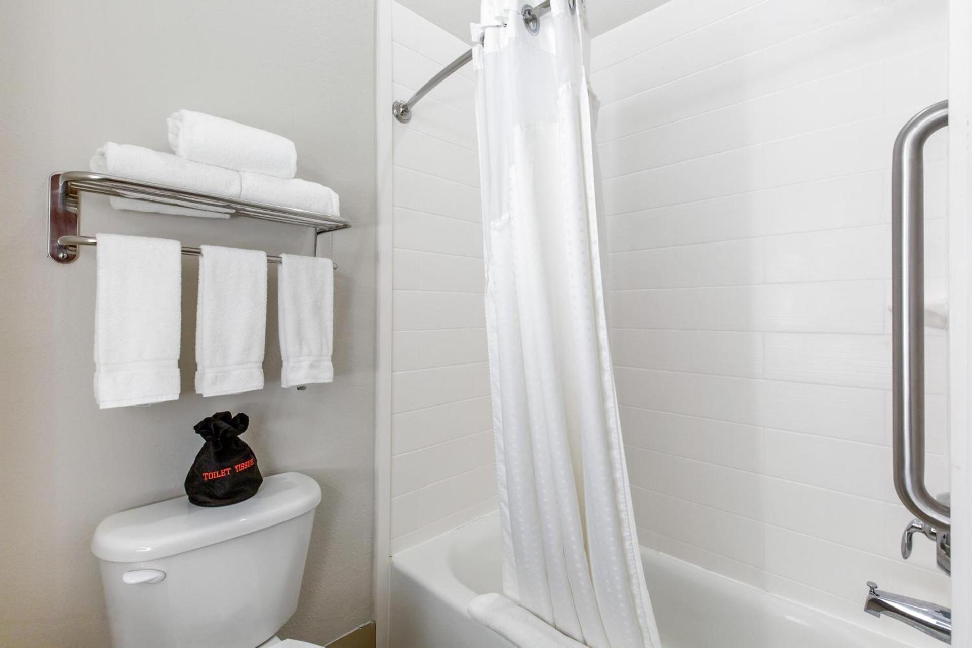 Holiday Inn Express Houston-Alvin by IHG photo 48