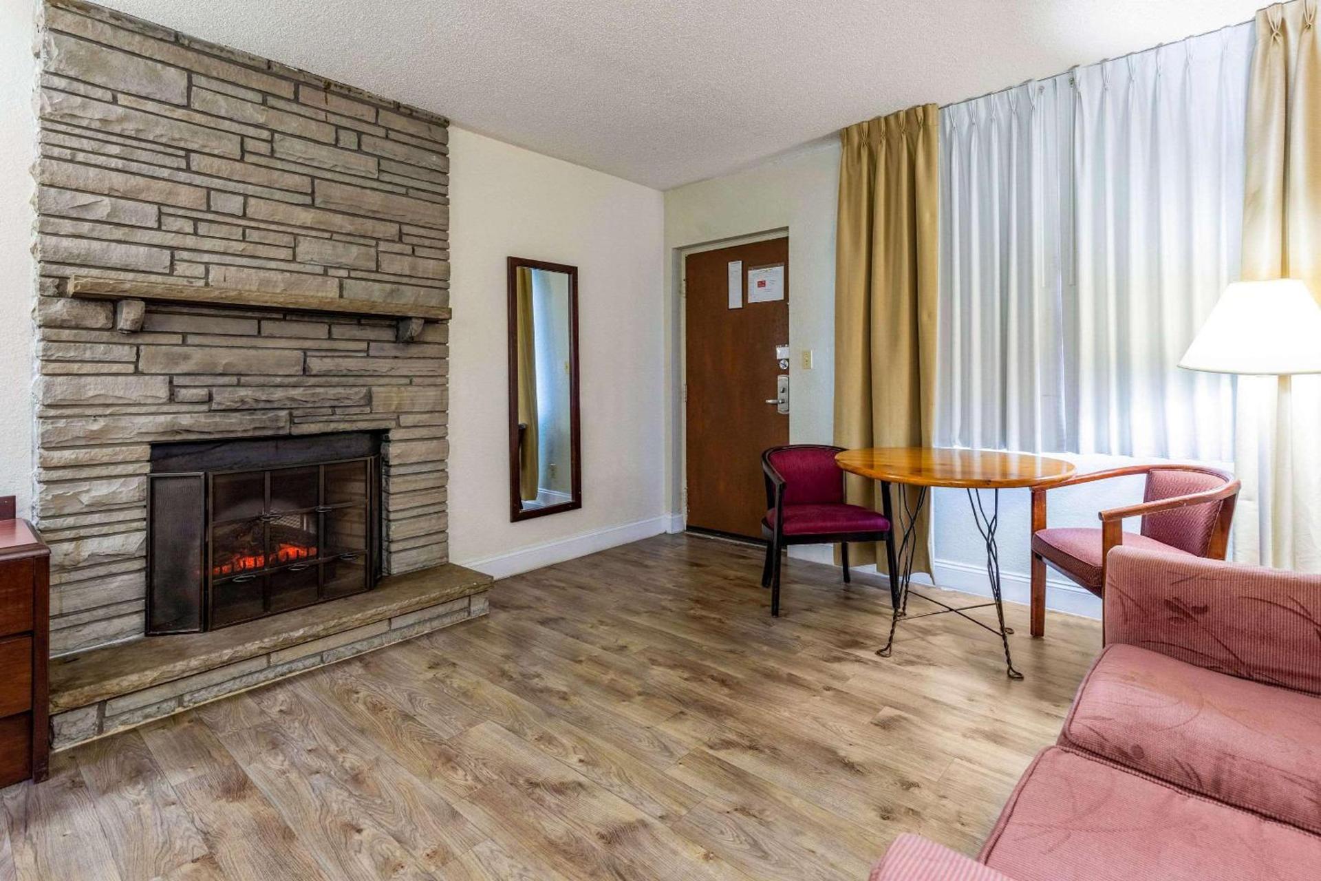 Econo Lodge Inn & Suites on the River photo 18