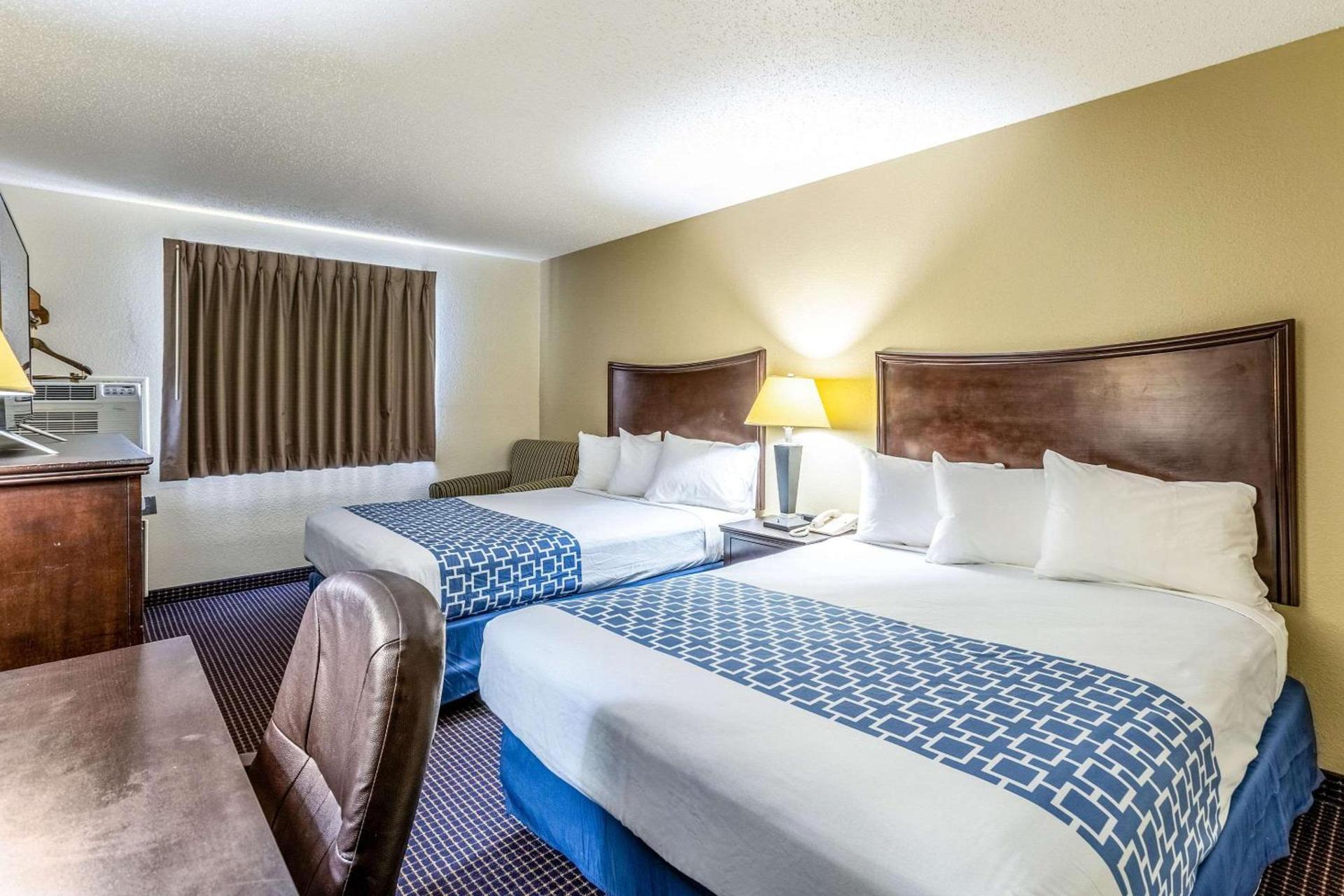 Econo Lodge Inn & Suites Auburn photo 44