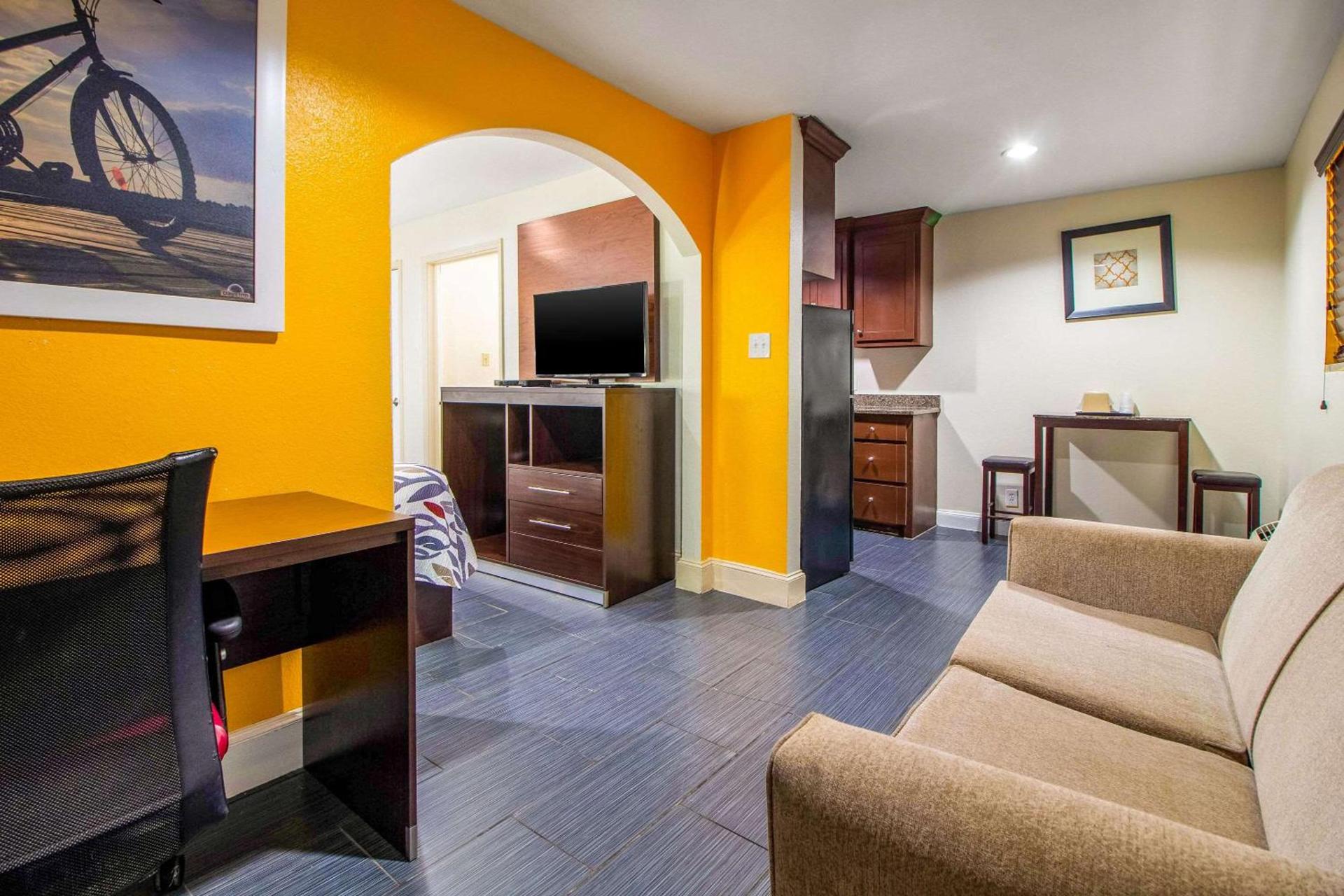 Rodeway Inn & Suites Houston near Medical Center photo 14