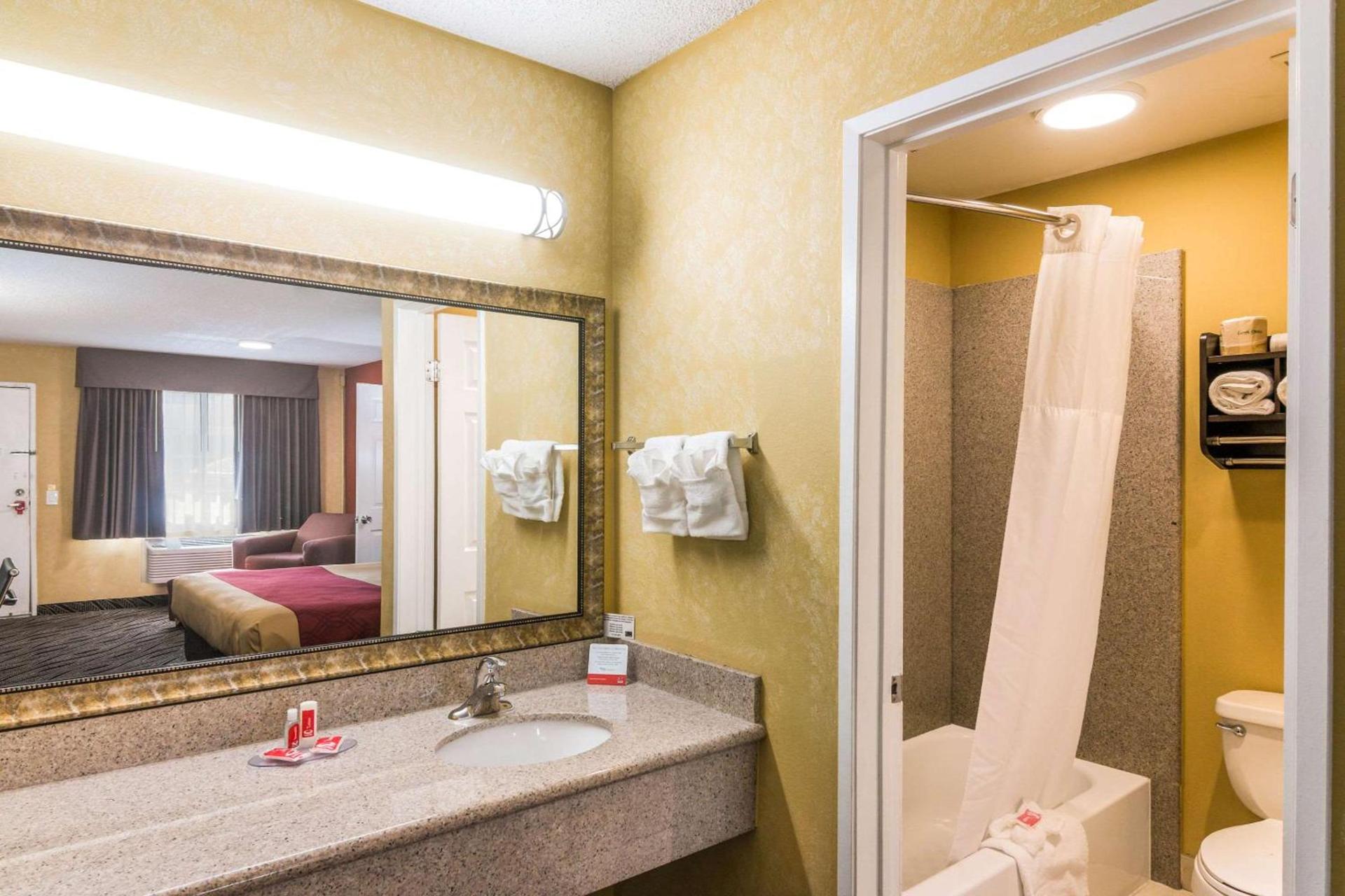 Econo Lodge Hesperia - Victorville I-15 photo 18