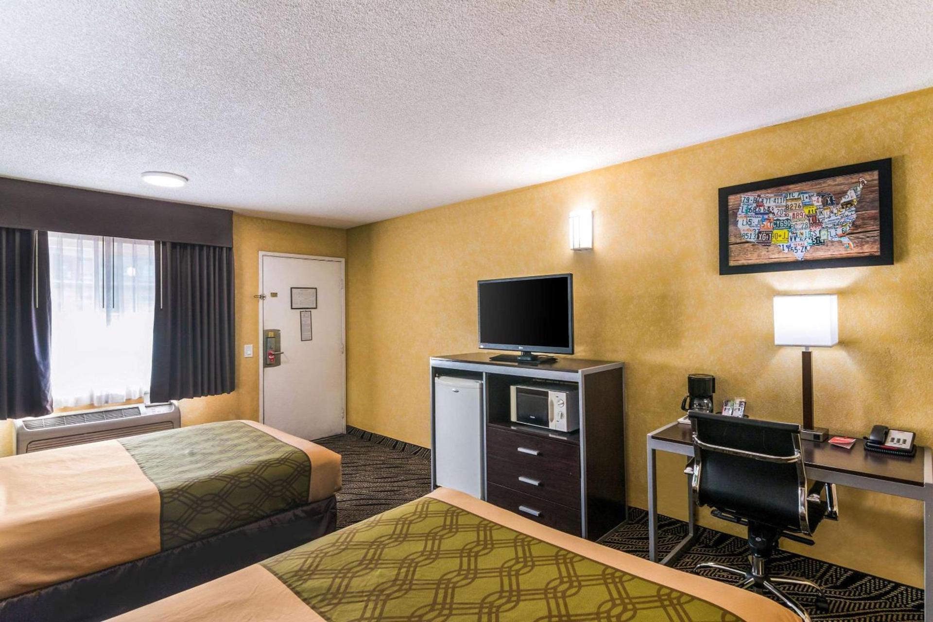 Econo Lodge Hesperia - Victorville I-15 photo 10