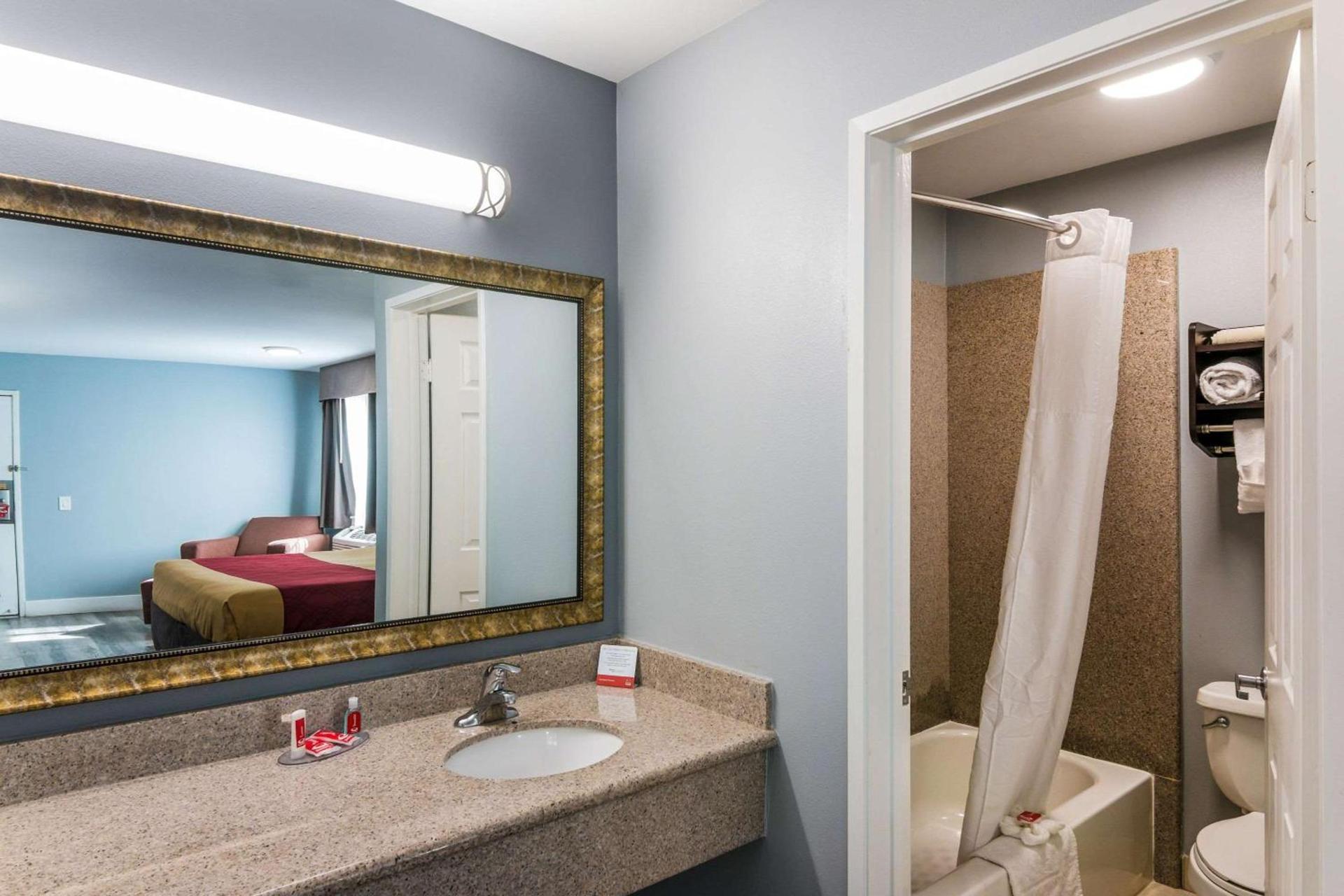 Econo Lodge Hesperia - Victorville I-15 photo 38