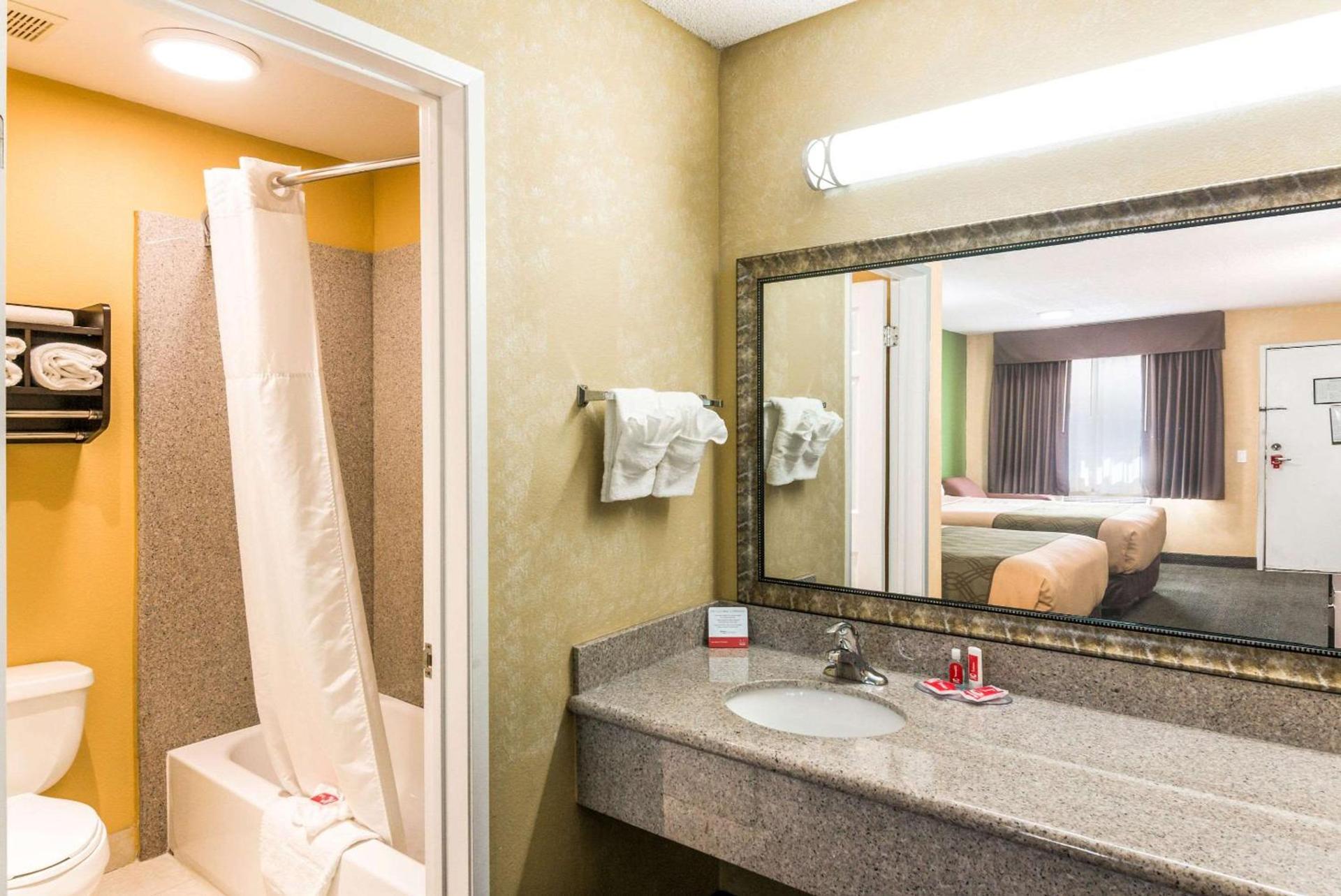 Econo Lodge Hesperia - Victorville I-15 photo 30