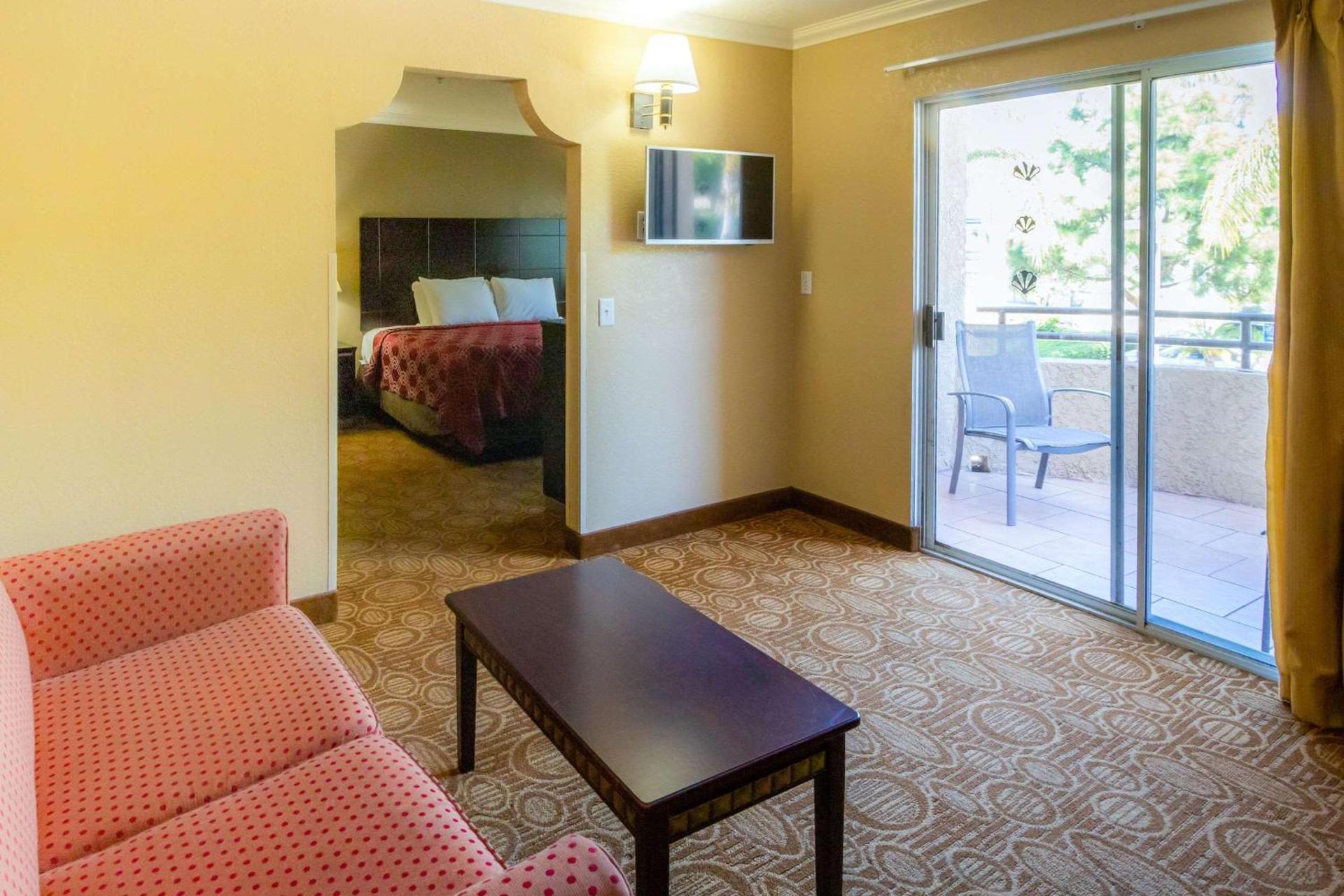 Econo Lodge Inn & Suites Fallbrook Downtown photo 21