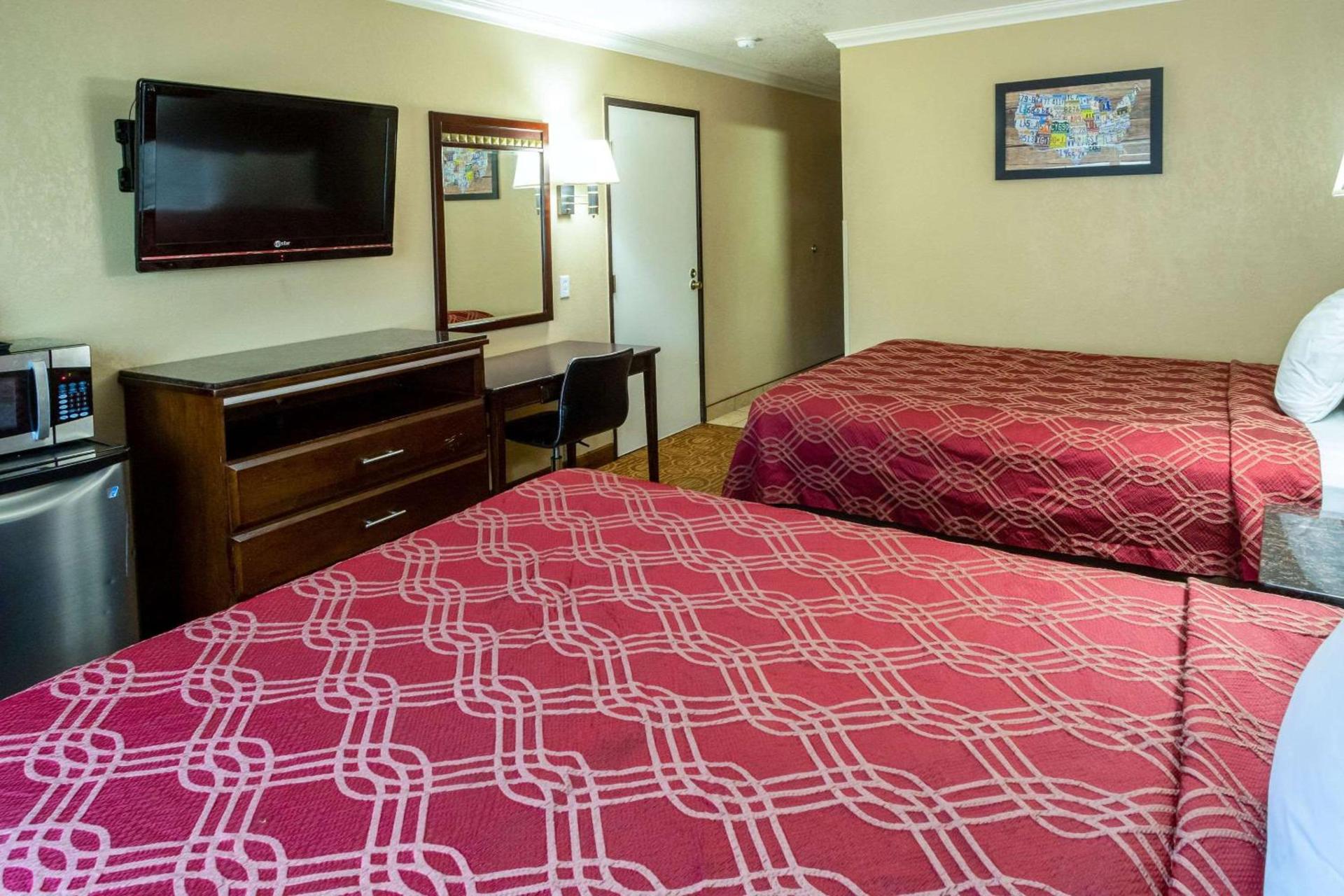 Econo Lodge Inn & Suites Fallbrook Downtown photo 13