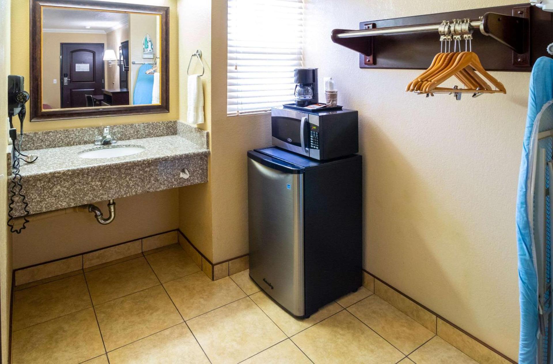 Econo Lodge Inn & Suites Fallbrook Downtown photo 17