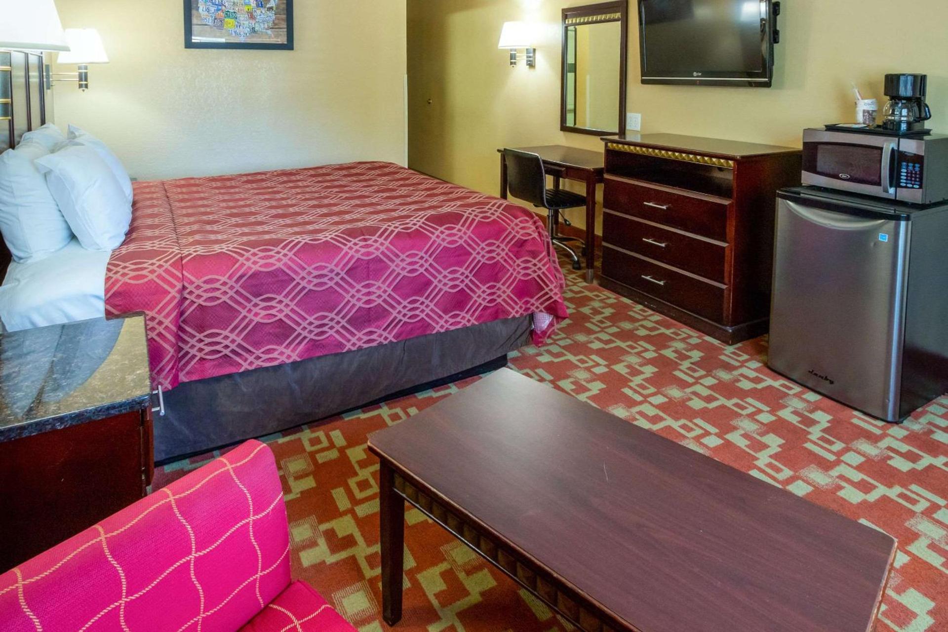 Econo Lodge Inn & Suites Fallbrook Downtown photo 11