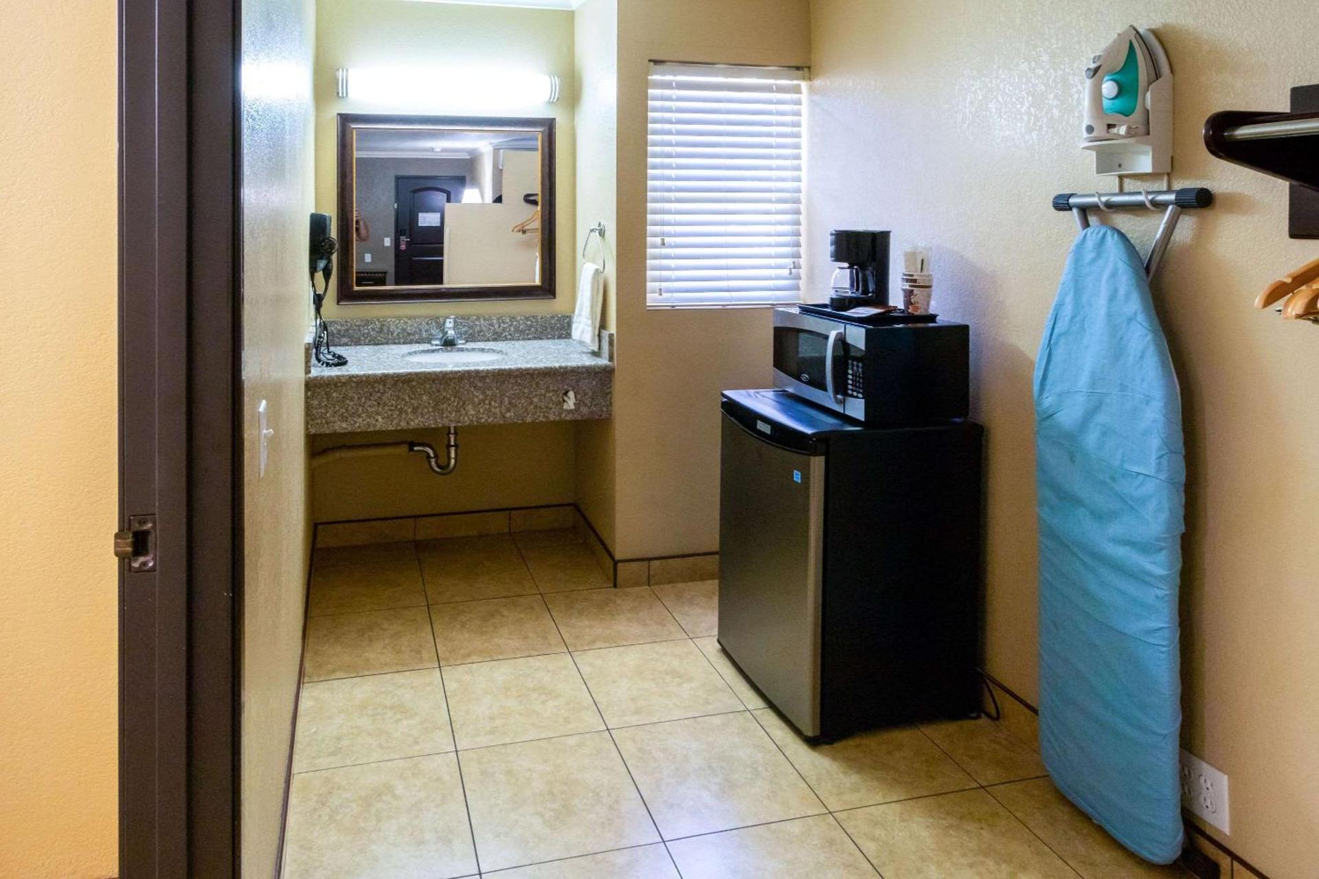 Econo Lodge Inn & Suites Fallbrook Downtown photo 25