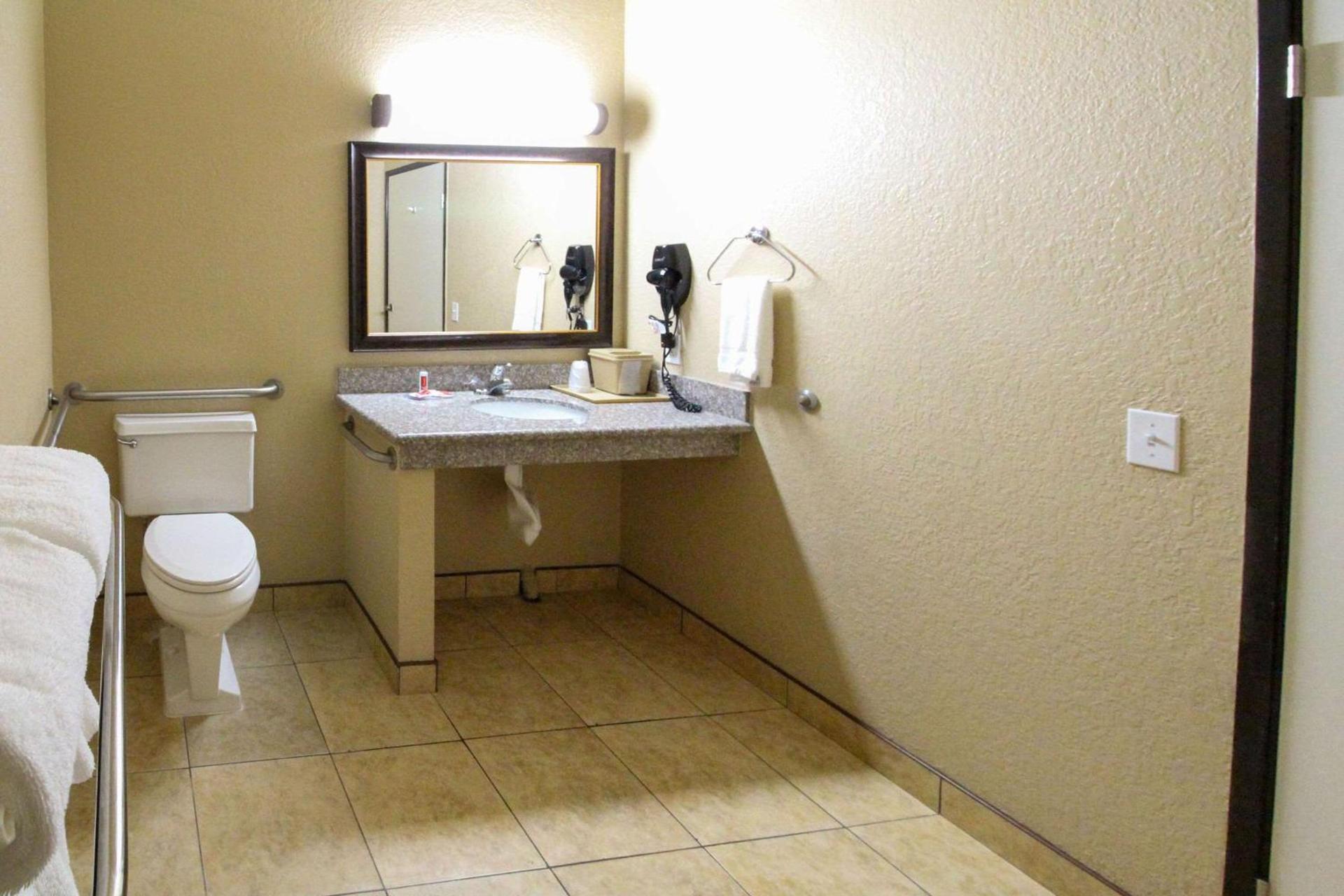 Econo Lodge Inn & Suites Fallbrook Downtown photo 30