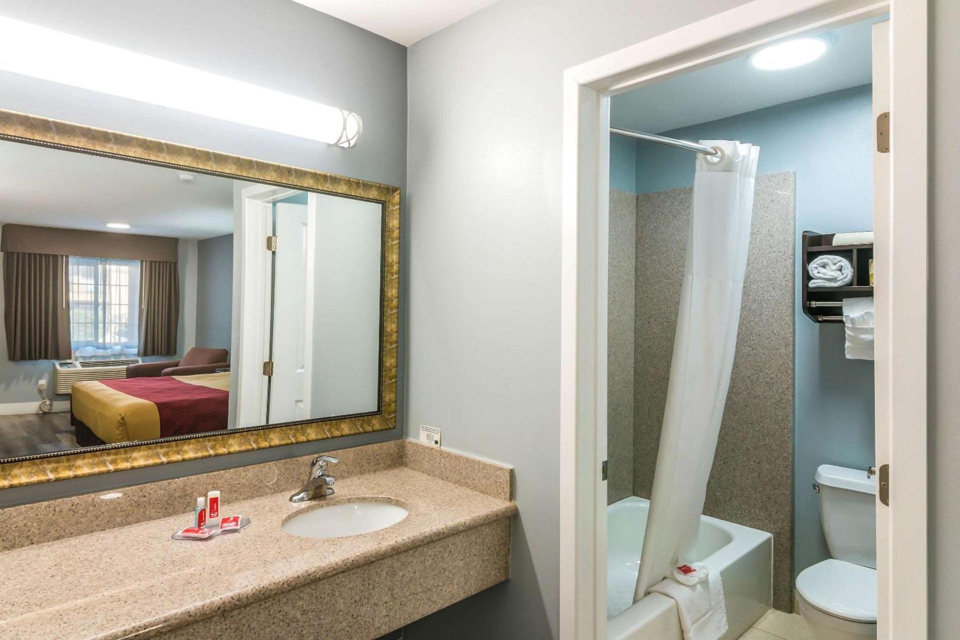 Econo Lodge Hesperia - Victorville I-15 photo 22