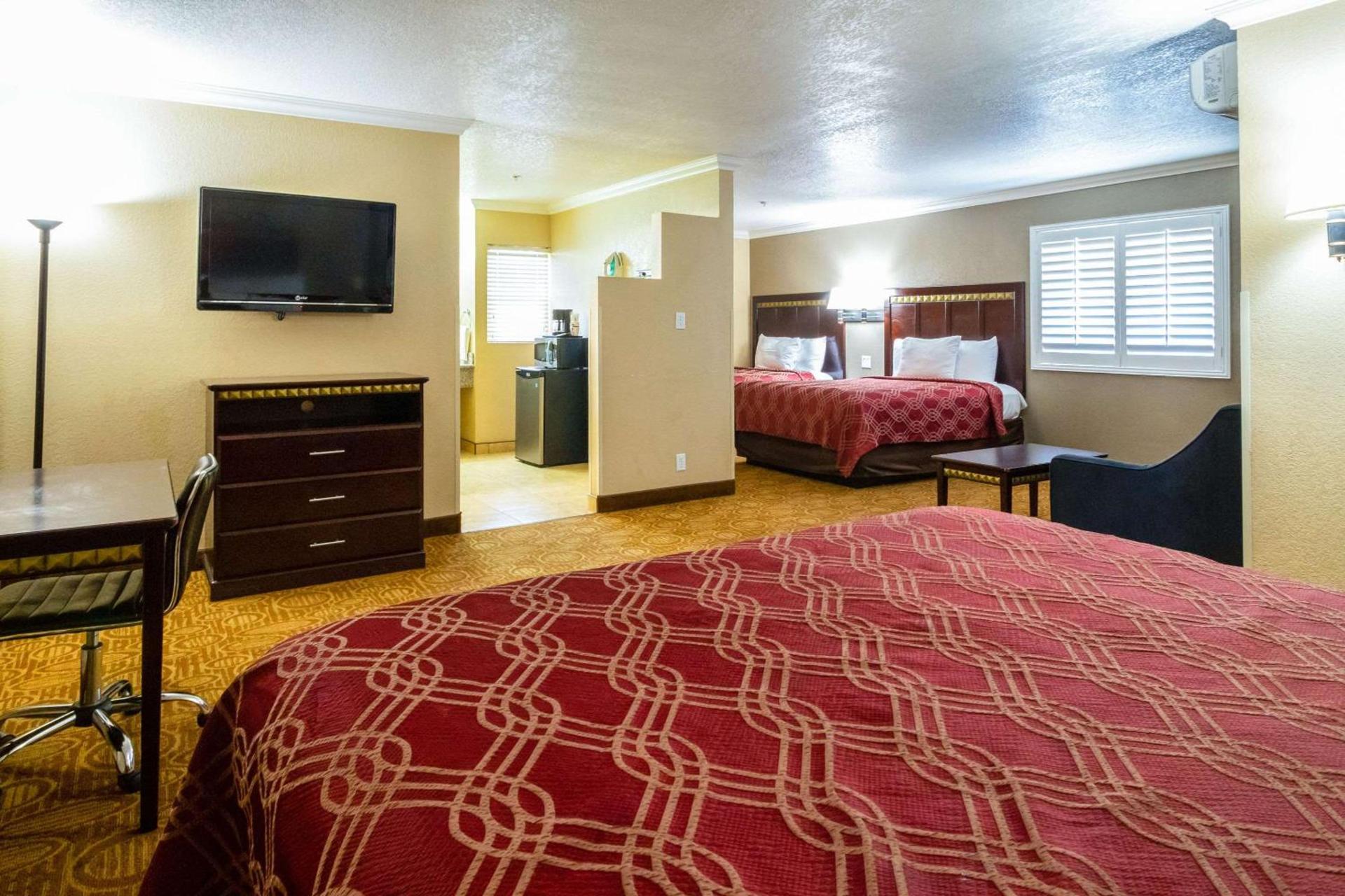 Econo Lodge Inn & Suites Fallbrook Downtown photo 23