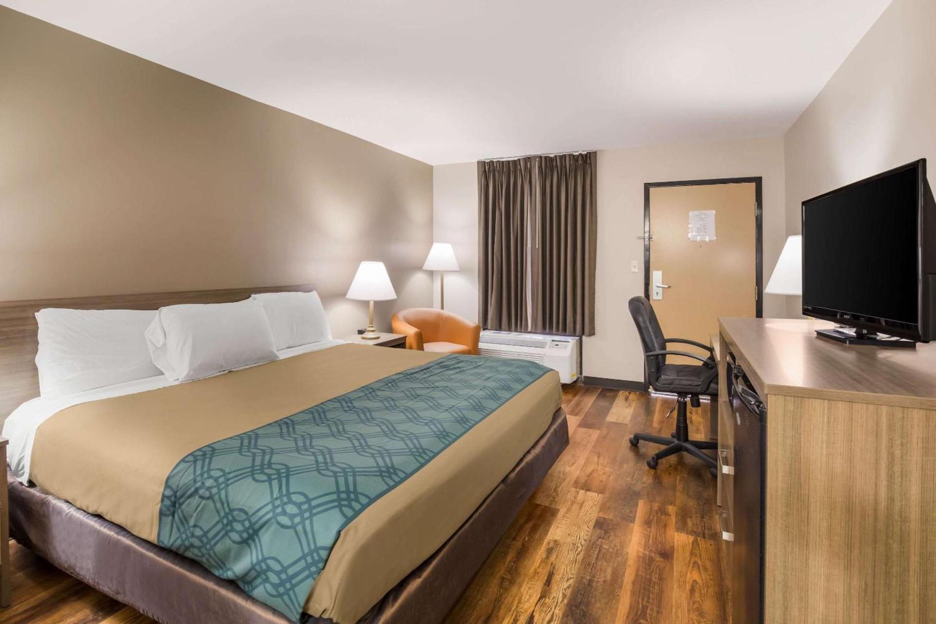 Econo Lodge Hendersonville photo 32