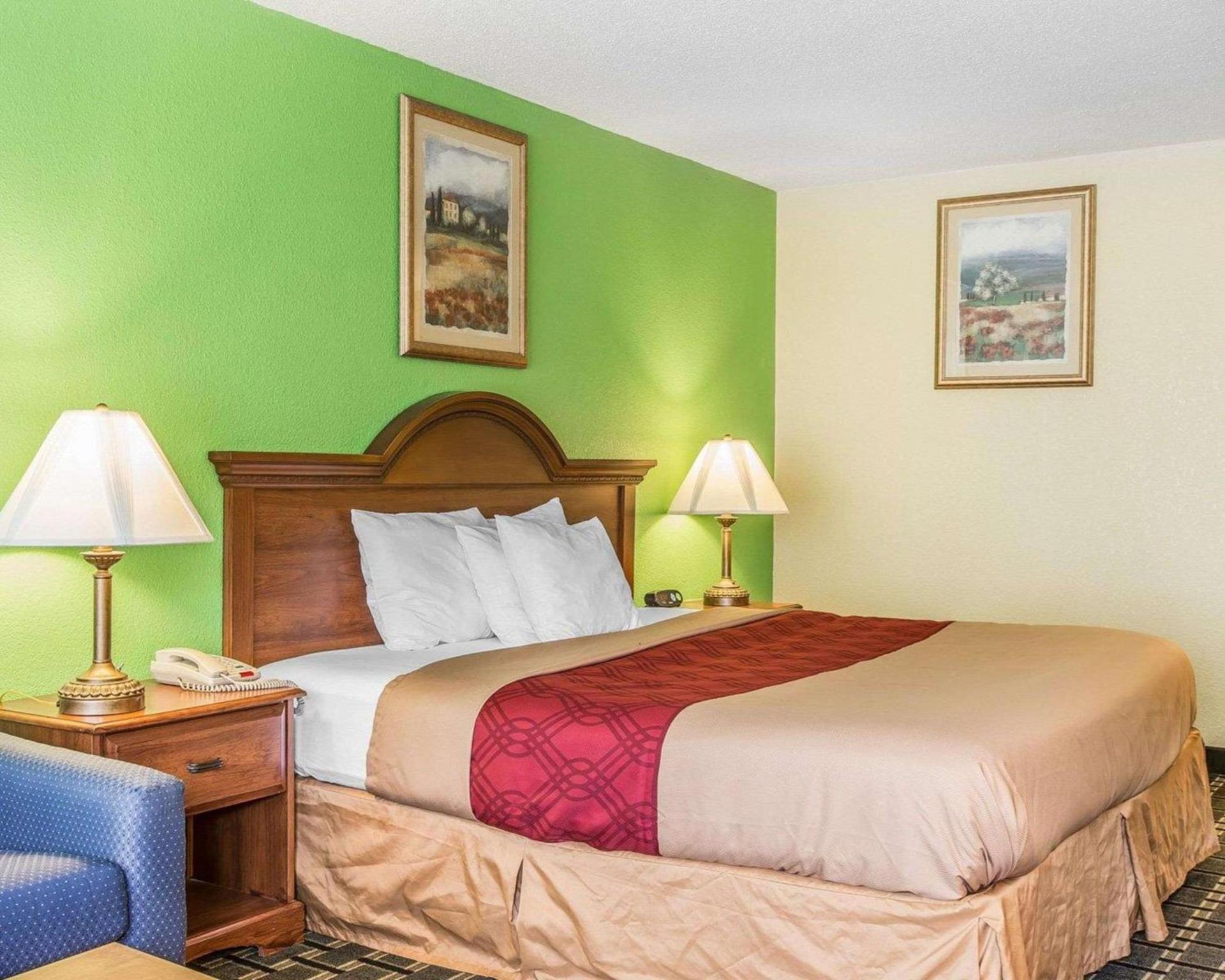 Econo Lodge photo 16