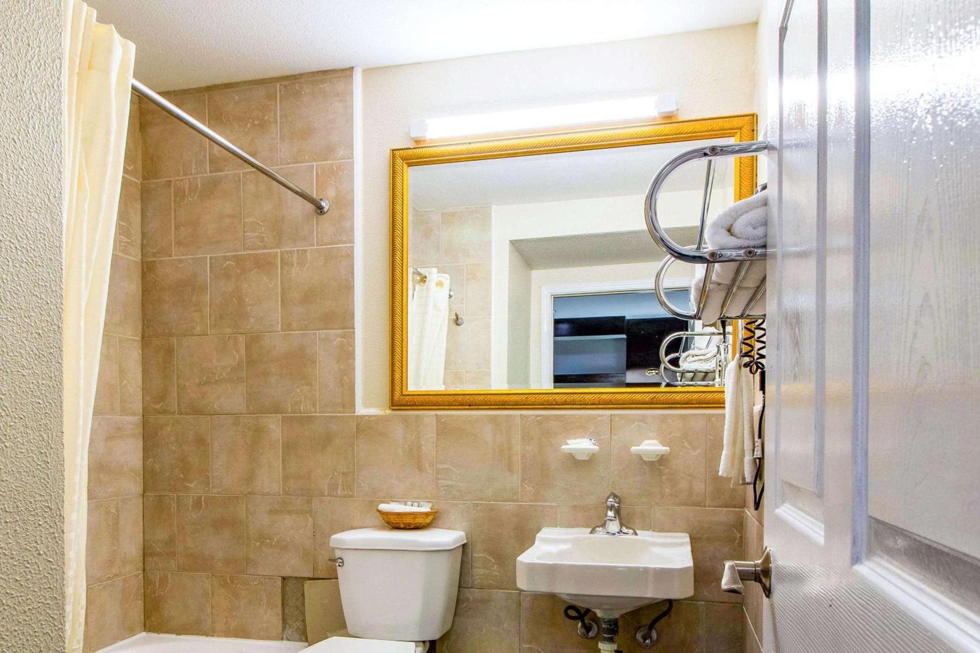 Rodeway Inn & Suites Houston near Medical Center photo 13