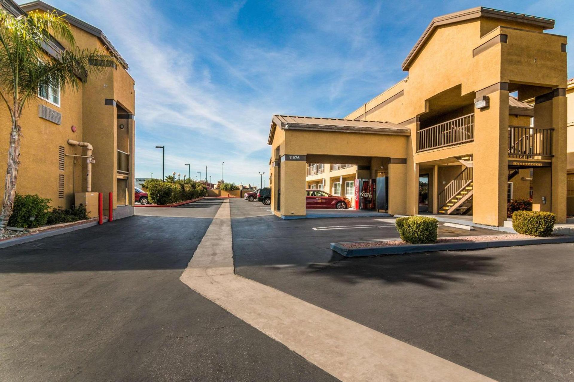 Econo Lodge Hesperia - Victorville I-15 photo 2