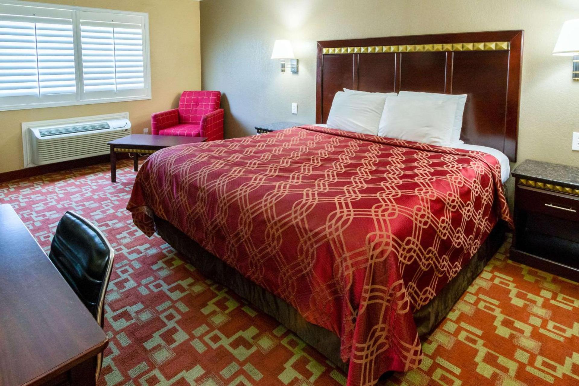 Econo Lodge Inn & Suites Fallbrook Downtown photo 7
