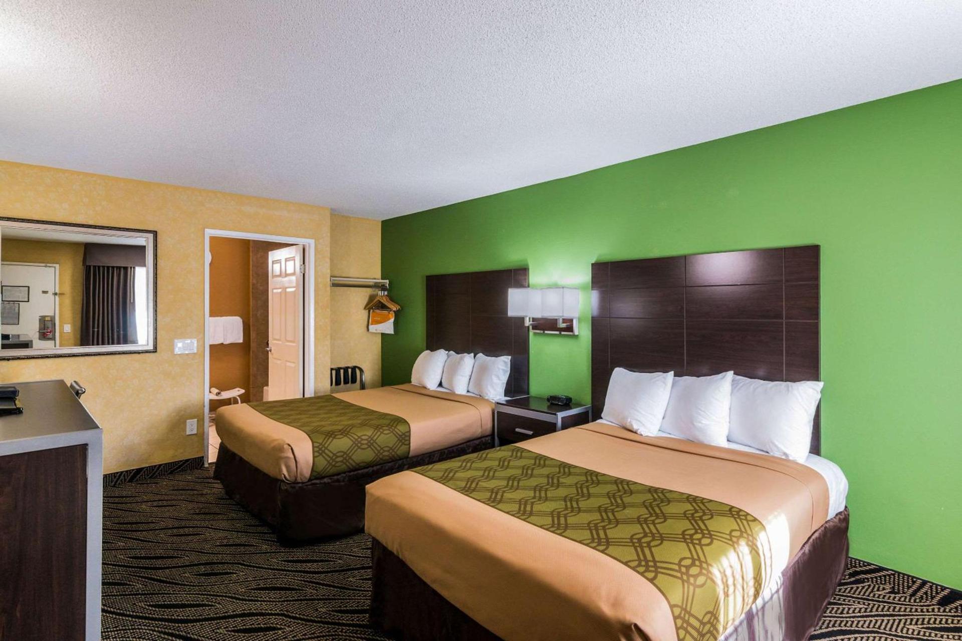 Econo Lodge Hesperia - Victorville I-15 photo 8