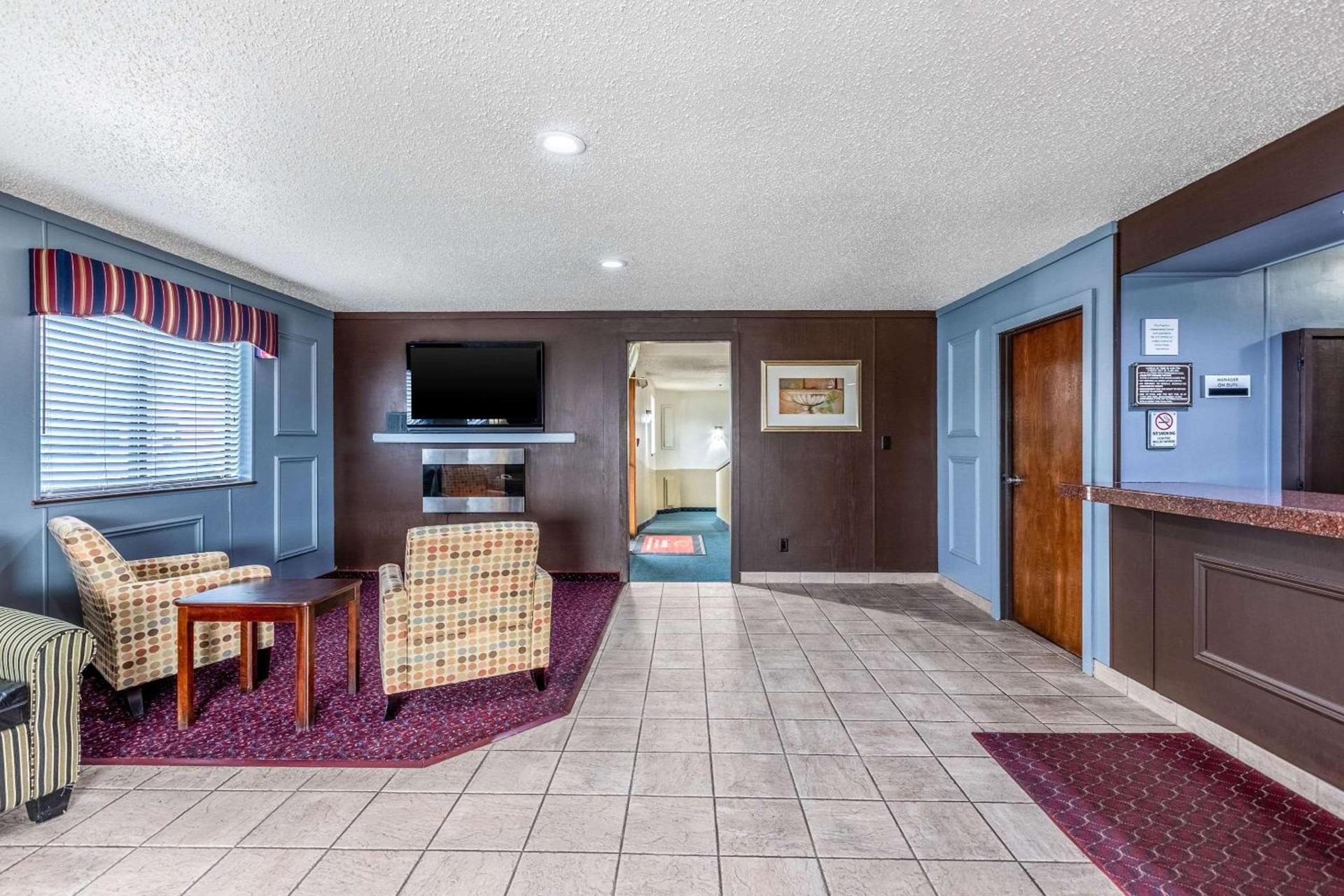 Econo Lodge Inn & Suites Auburn photo 28