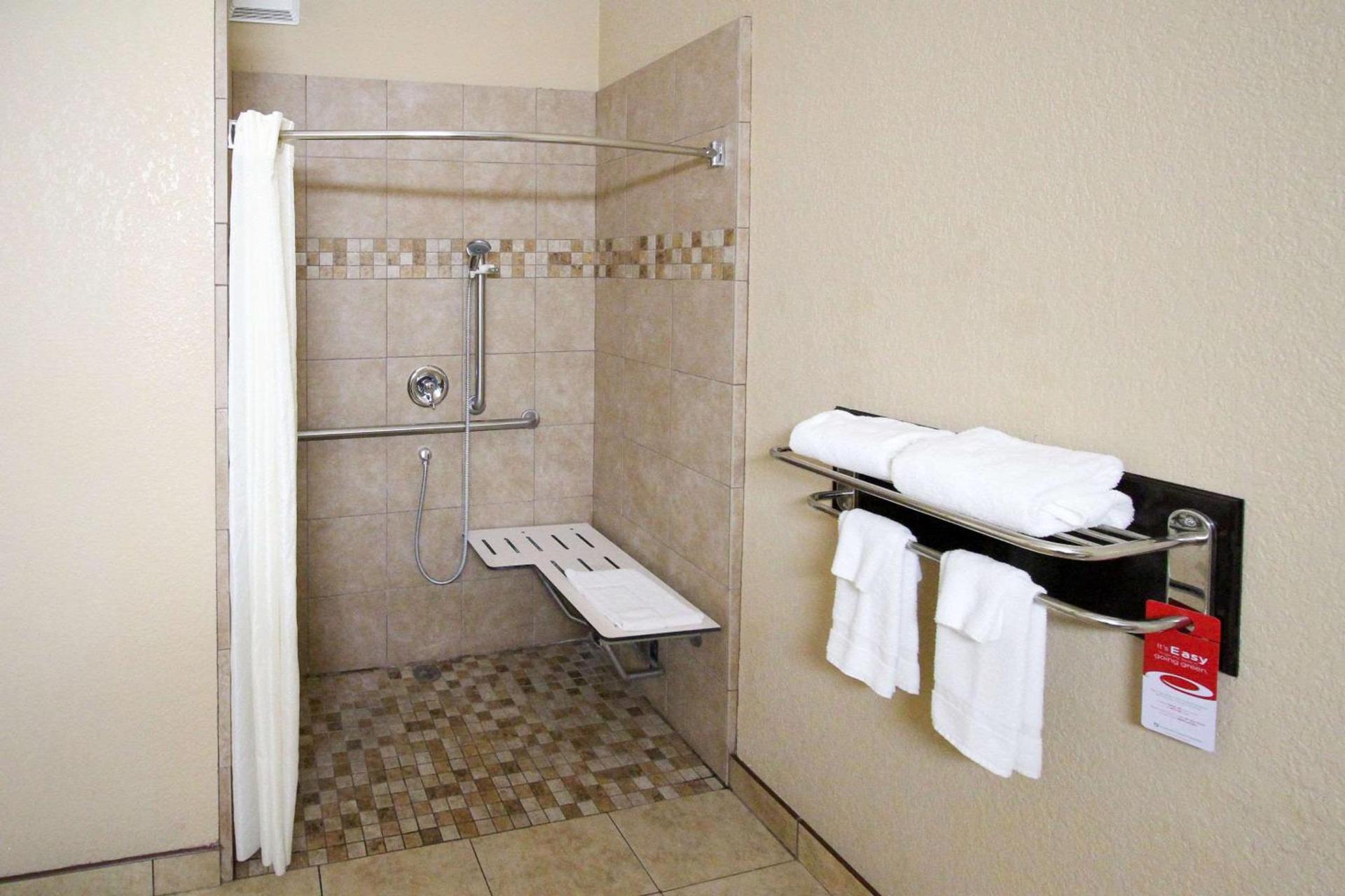 Econo Lodge Inn & Suites Fallbrook Downtown photo 10