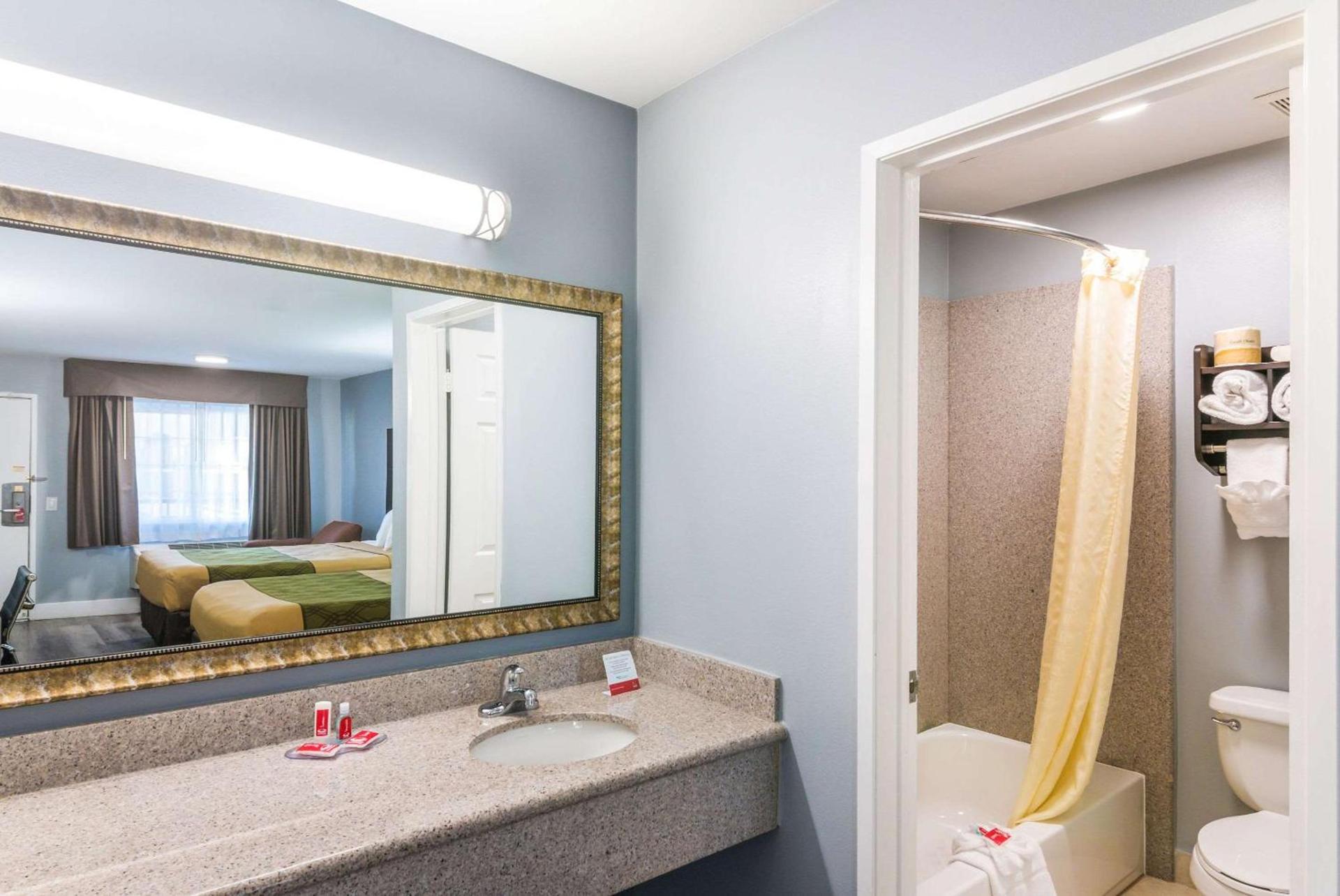Econo Lodge Hesperia - Victorville I-15 photo 34