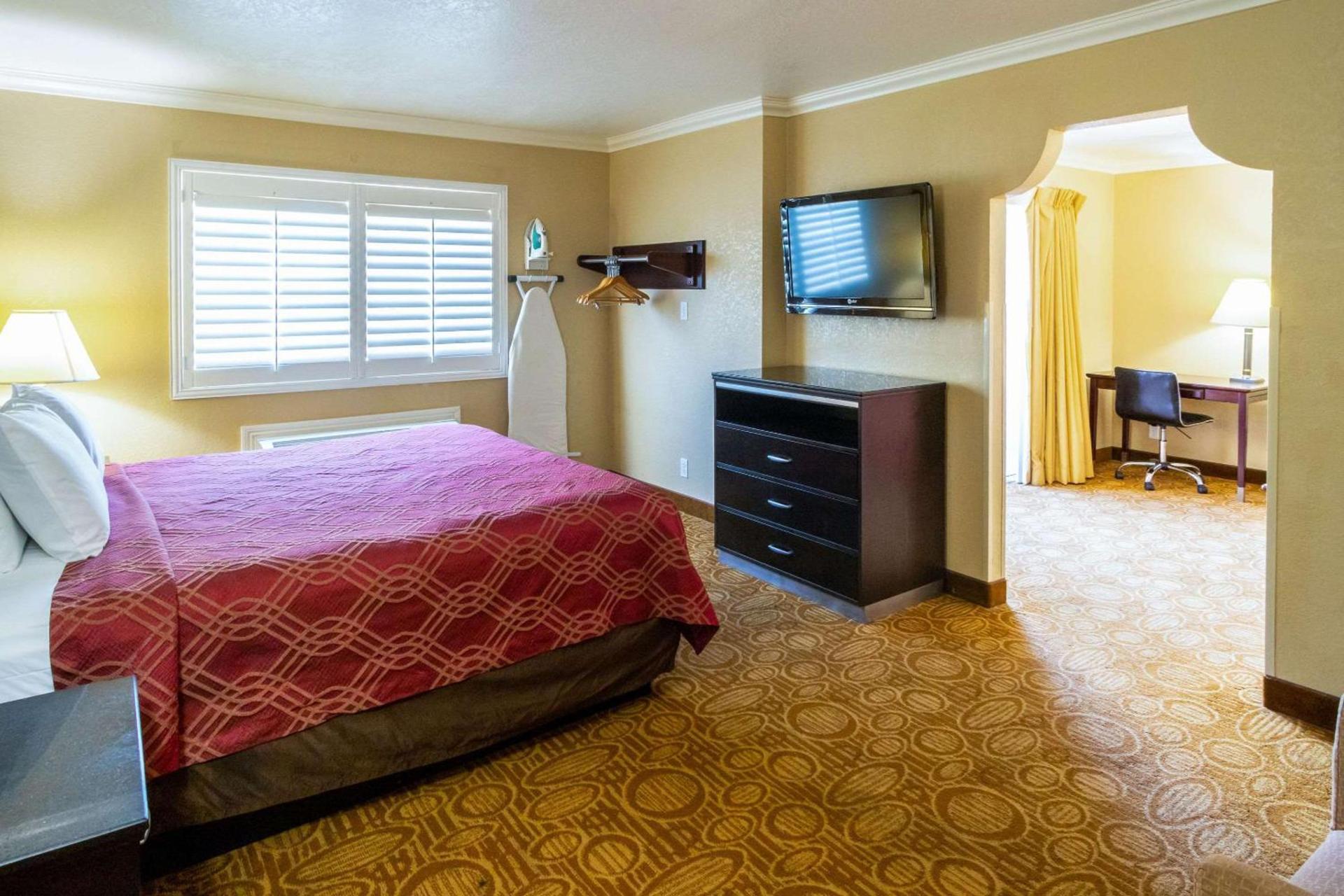 Econo Lodge Inn & Suites Fallbrook Downtown photo 19