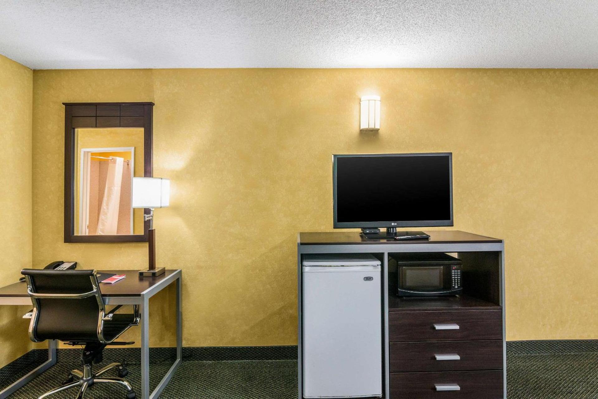Econo Lodge Hesperia - Victorville I-15 photo 28
