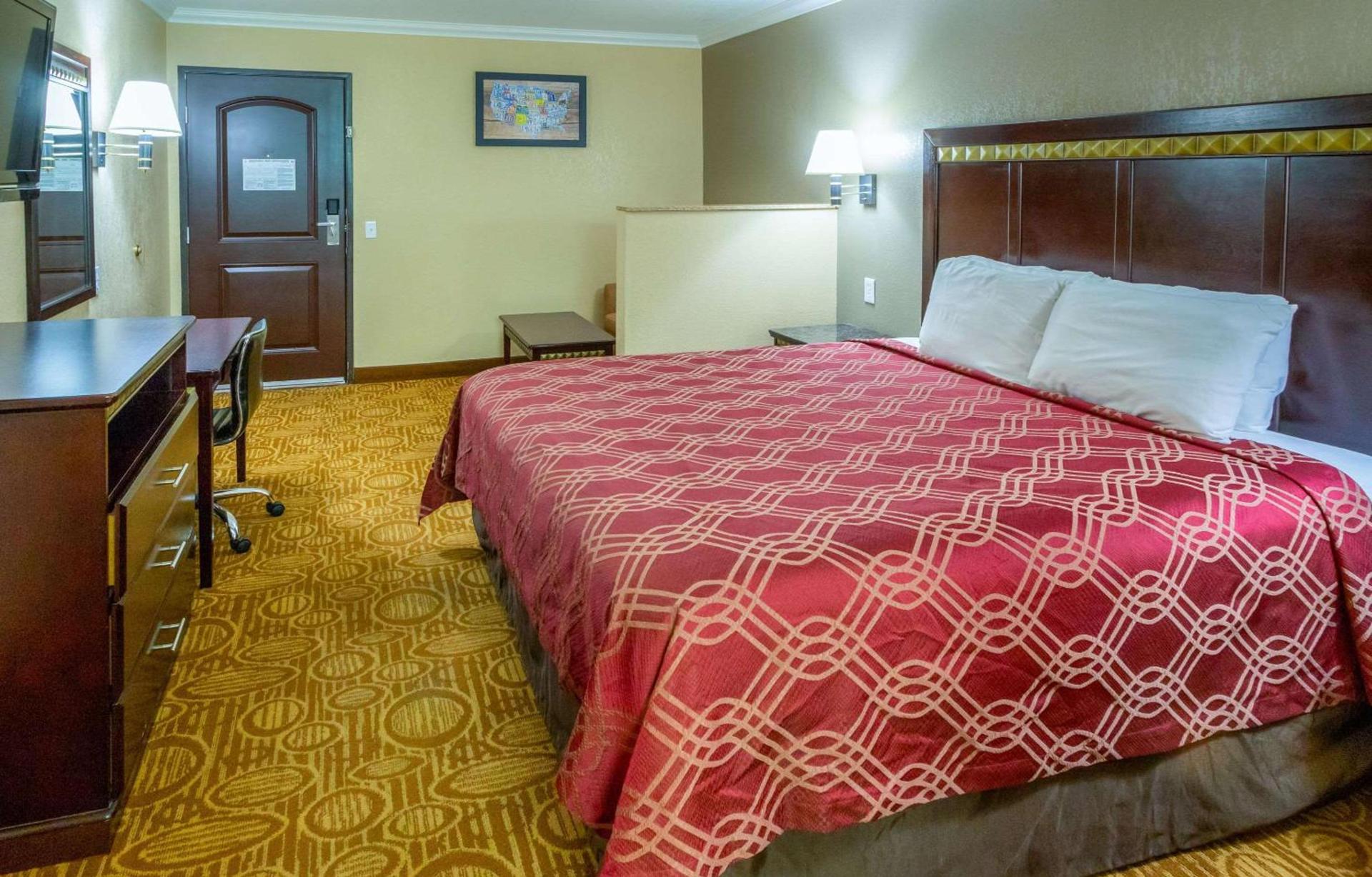 Econo Lodge Inn & Suites Fallbrook Downtown photo 16