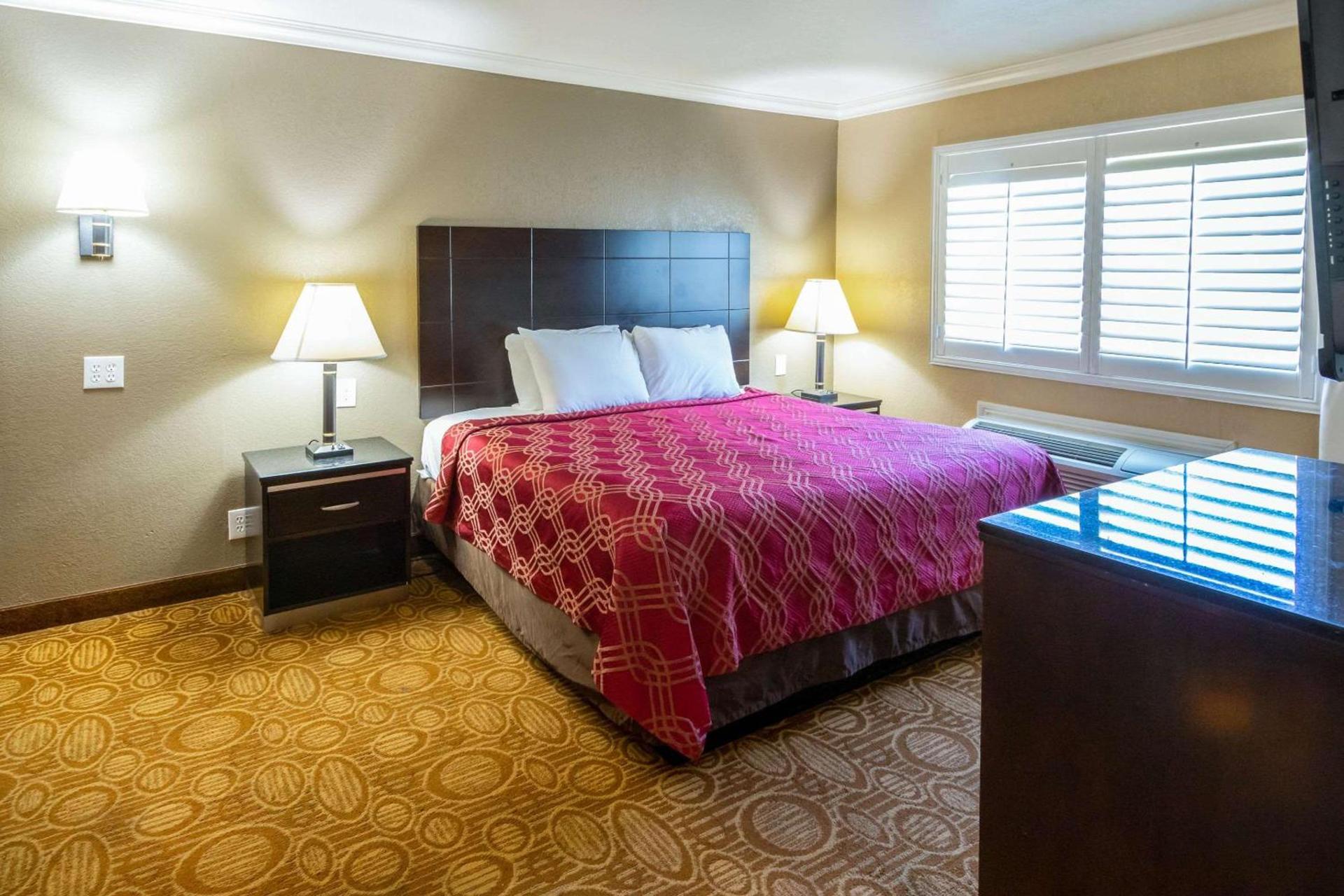Econo Lodge Inn & Suites Fallbrook Downtown photo 20