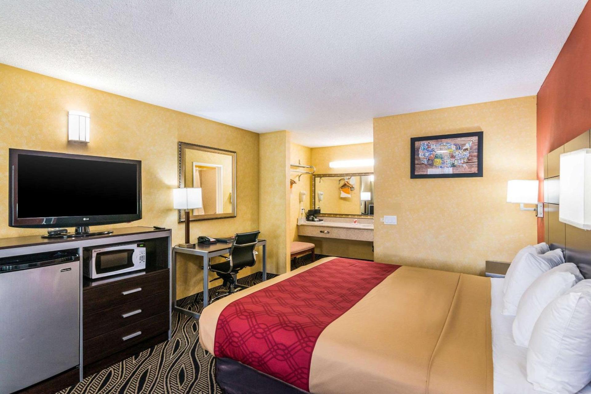 Econo Lodge Hesperia - Victorville I-15 photo 16