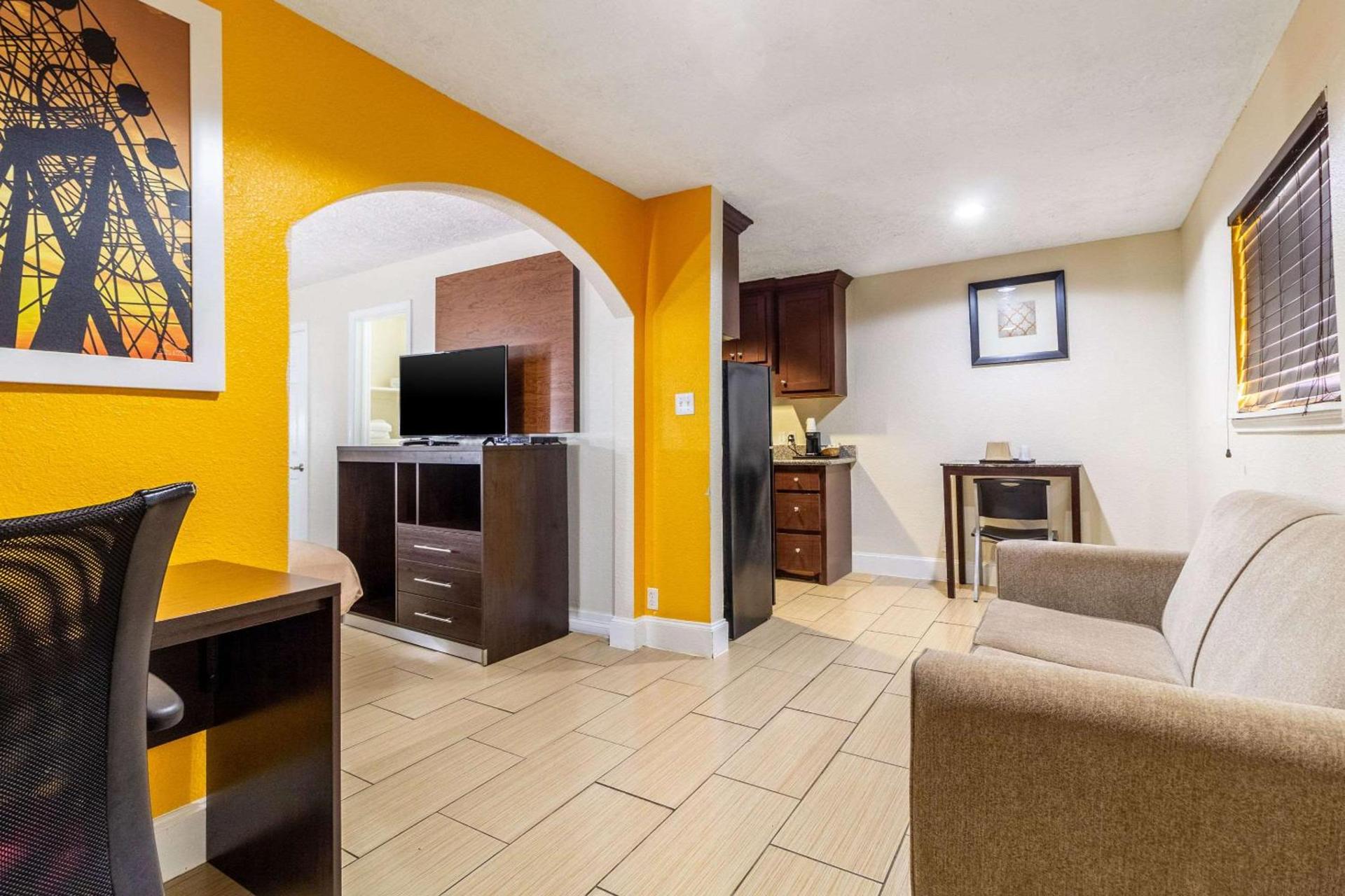 Rodeway Inn & Suites Houston near Medical Center photo 9