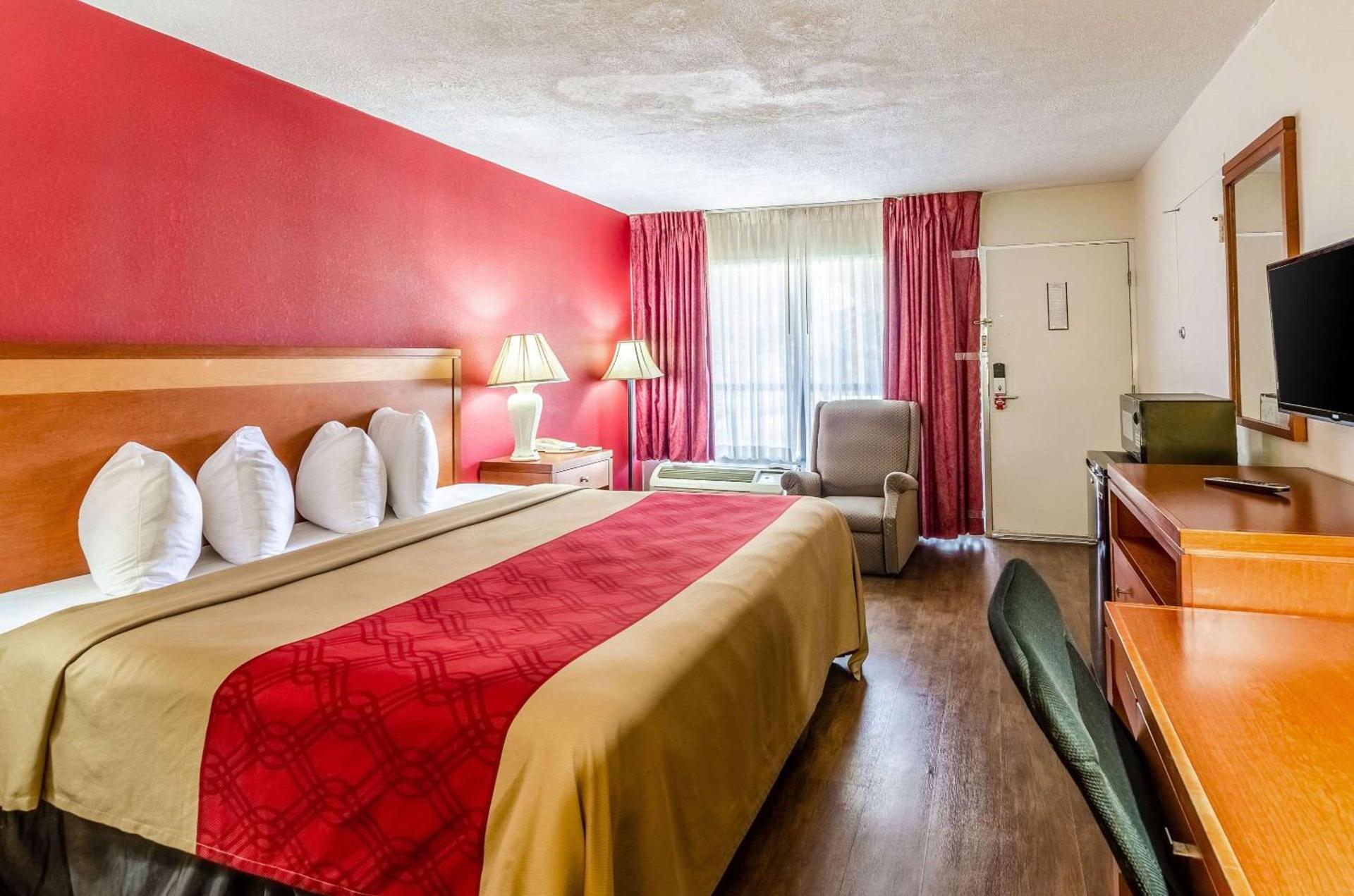 Econo Lodge Martinsville photo 20